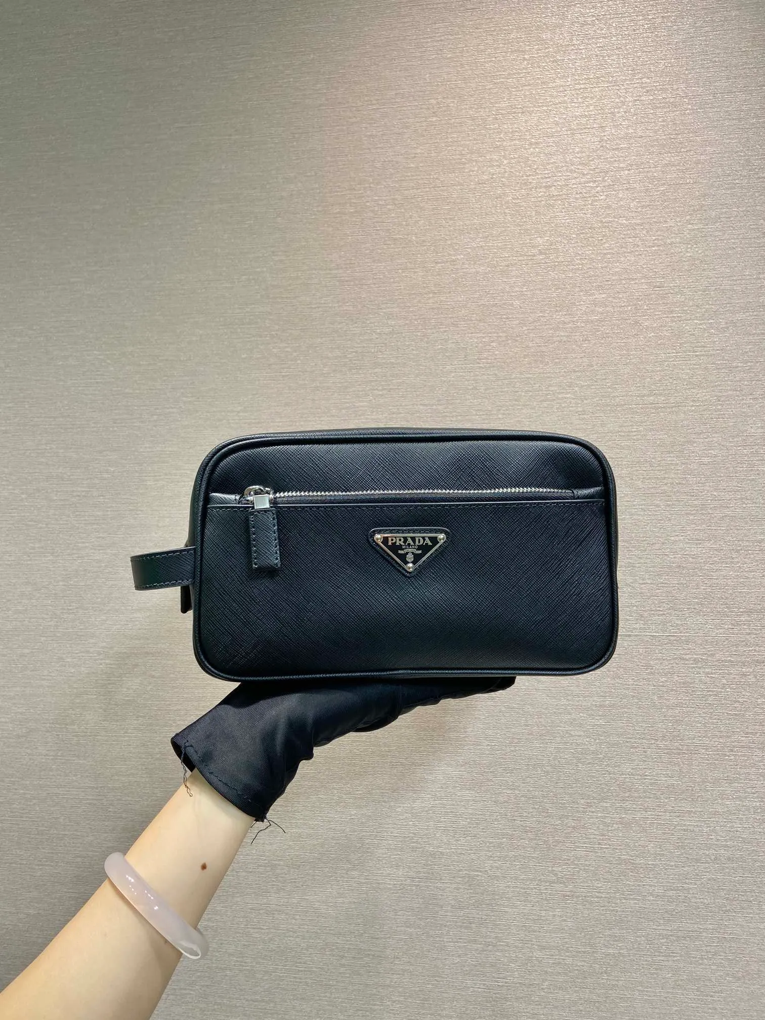 💰940🎉New toiletry bag🎉2NA819 cowhide🎉🎉 This travel storage bag is made of cross-grain cowhide, with a simple and elegant design. The storage bag is equipped with a top zipper, decorated with an enameled triangle logo and a Saffiano handle strap, and two external zippered pockets The internal zippered pocket is very practical. It can be used as a handbag or as a travel storage/toilet bag. Baby, hurry up and get it🎉🎉 Length 22x Height 12.5x Bottom Length 11🎉🎉🎉👏👏👏