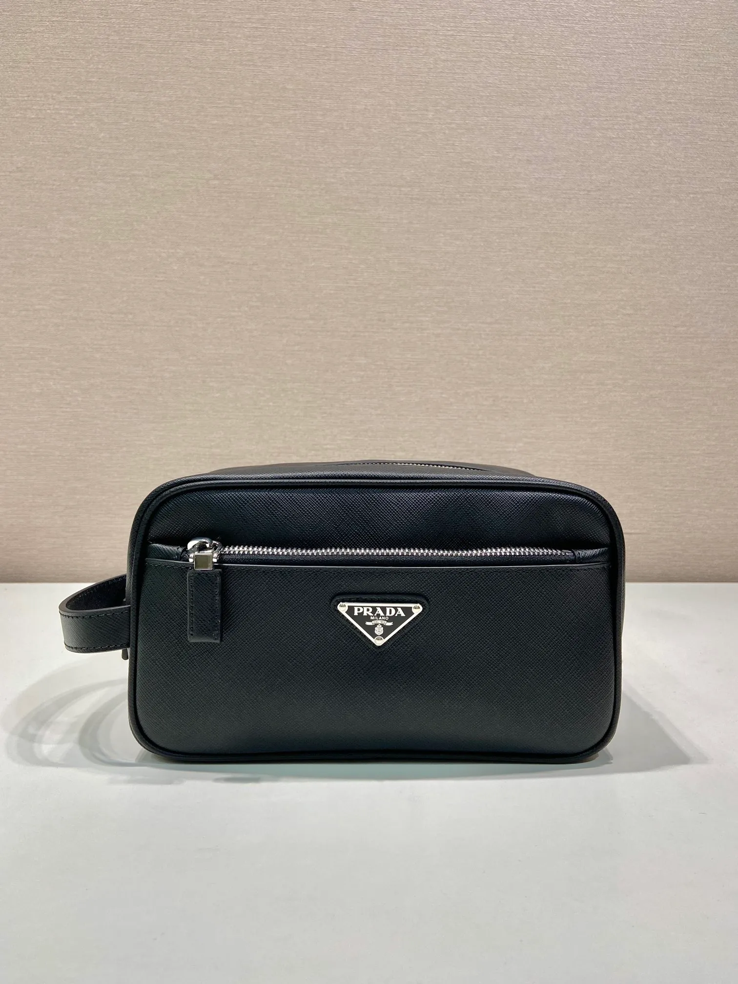 💰940🎉New toiletry bag🎉2NA819 cowhide🎉🎉 This travel storage bag is made of cross-grain cowhide, with a simple and elegant design. The storage bag is equipped with a top zipper, decorated with an enameled triangle logo and a Saffiano handle strap, and two external zippered pockets The internal zippered pocket is very practical. It can be used as a handbag or as a travel storage/toilet bag. Baby, hurry up and get it🎉🎉 Length 22x Height 12.5x Bottom Length 11🎉🎉🎉👏👏👏