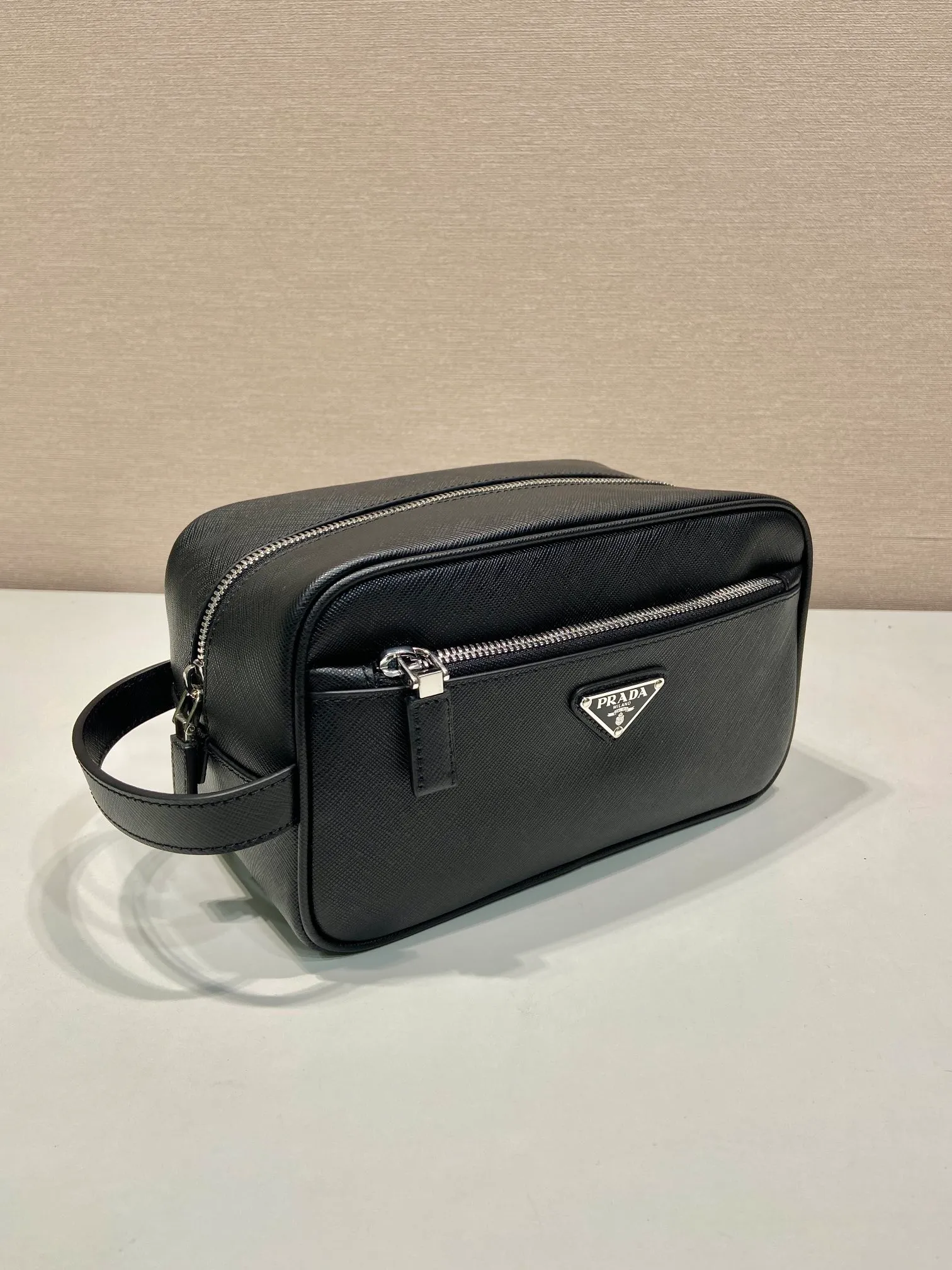 💰940🎉New toiletry bag🎉2NA819 cowhide🎉🎉 This travel storage bag is made of cross-grain cowhide, with a simple and elegant design. The storage bag is equipped with a top zipper, decorated with an enameled triangle logo and a Saffiano handle strap, and two external zippered pockets The internal zippered pocket is very practical. It can be used as a handbag or as a travel storage/toilet bag. Baby, hurry up and get it🎉🎉 Length 22x Height 12.5x Bottom Length 11🎉🎉🎉👏👏👏