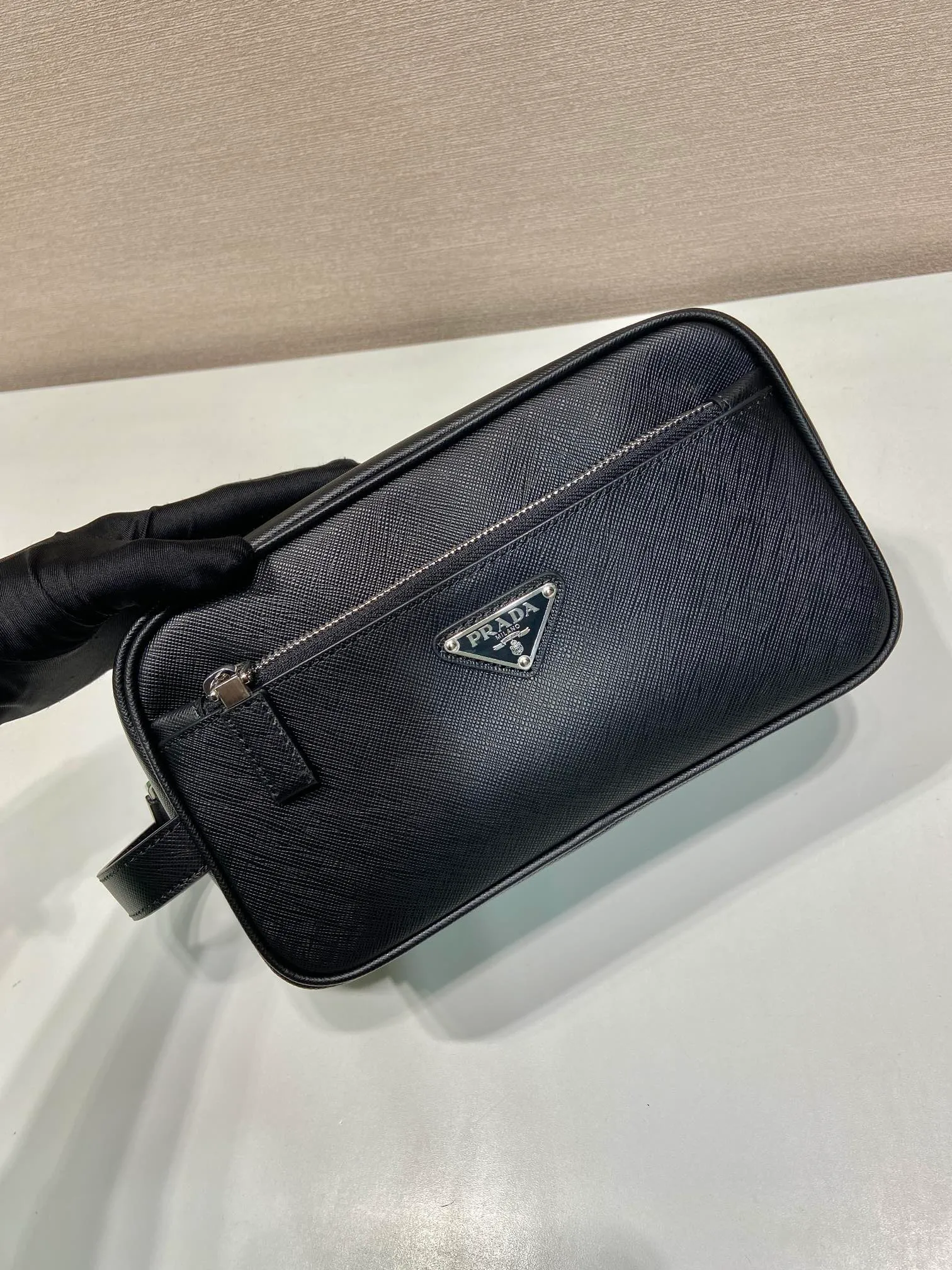 💰940🎉New toiletry bag🎉2NA819 cowhide🎉🎉 This travel storage bag is made of cross-grain cowhide, with a simple and elegant design. The storage bag is equipped with a top zipper, decorated with an enameled triangle logo and a Saffiano handle strap, and two external zippered pockets The internal zippered pocket is very practical. It can be used as a handbag or as a travel storage/toilet bag. Baby, hurry up and get it🎉🎉 Length 22x Height 12.5x Bottom Length 11🎉🎉🎉👏👏👏