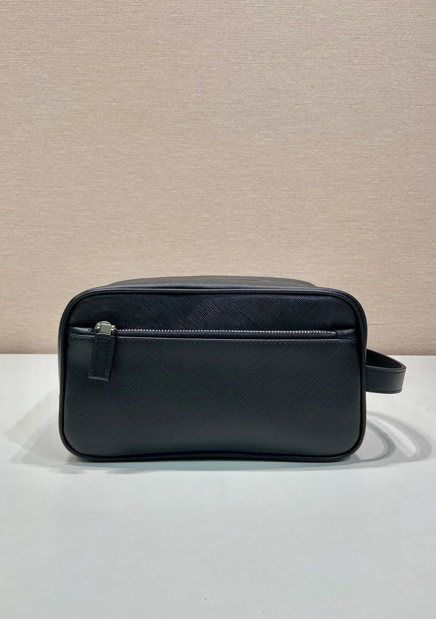 💰940🎉New toiletry bag🎉2NA819 cowhide🎉🎉 This travel storage bag is made of cross-grain cowhide, with a simple and elegant design. The storage bag is equipped with a top zipper, decorated with an enameled triangle logo and a Saffiano handle strap, and two external zippered pockets The internal zippered pocket is very practical. It can be used as a handbag or as a travel storage/toilet bag. Baby, hurry up and get it🎉🎉 Length 22x Height 12.5x Bottom Length 11🎉🎉🎉👏👏👏