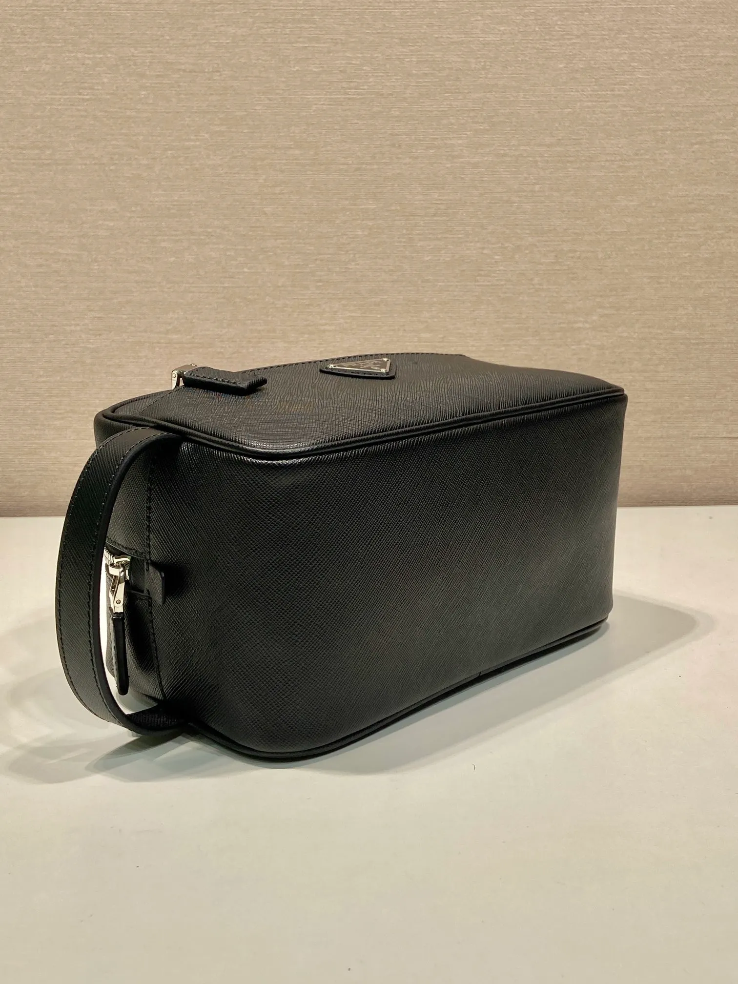 💰940🎉New toiletry bag🎉2NA819 cowhide🎉🎉 This travel storage bag is made of cross-grain cowhide, with a simple and elegant design. The storage bag is equipped with a top zipper, decorated with an enameled triangle logo and a Saffiano handle strap, and two external zippered pockets The internal zippered pocket is very practical. It can be used as a handbag or as a travel storage/toilet bag. Baby, hurry up and get it🎉🎉 Length 22x Height 12.5x Bottom Length 11🎉🎉🎉👏👏👏
