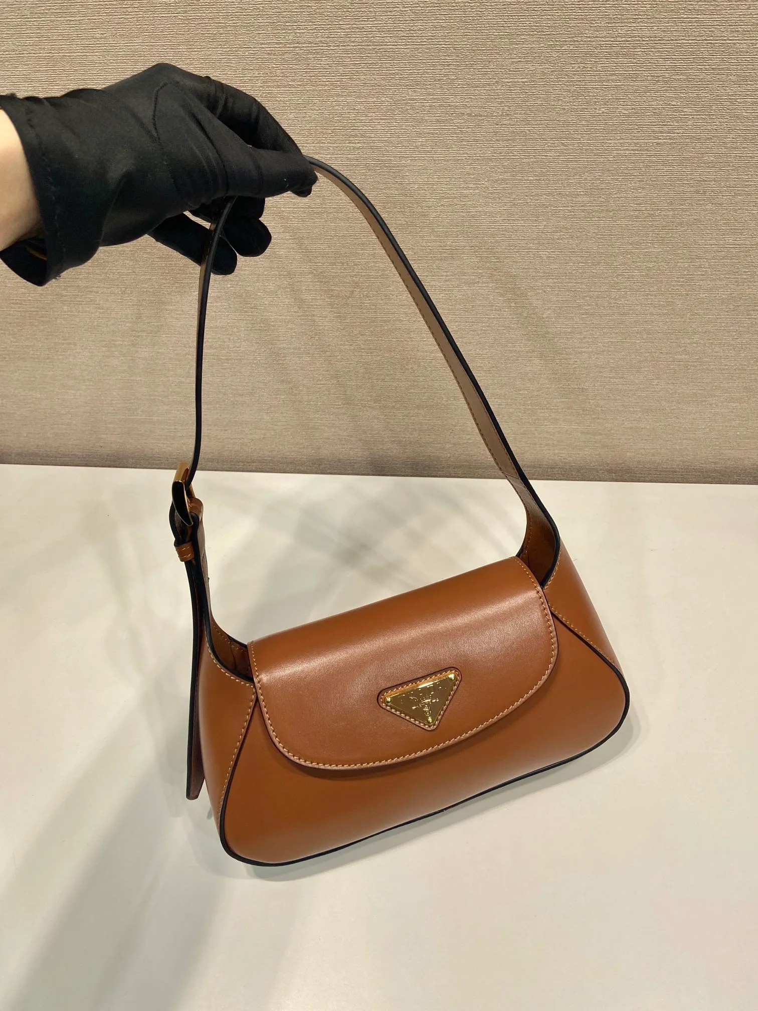 💰1500🎉New Shoulder Bag🎉1BD358🎉🎉 This modern and sophisticated leather handbag showcases superior craftsmanship with exquisite details and smooth aesthetic construction. It has simple lines and compact shape. It is equipped with Nappa leather lining and elegant adjustable handles. It is equipped with a magnetic cover and large capacity. It is simple and elegant. Babies, hurry up and get it🎉🎉 Width: 25cm Length: 5.5cm