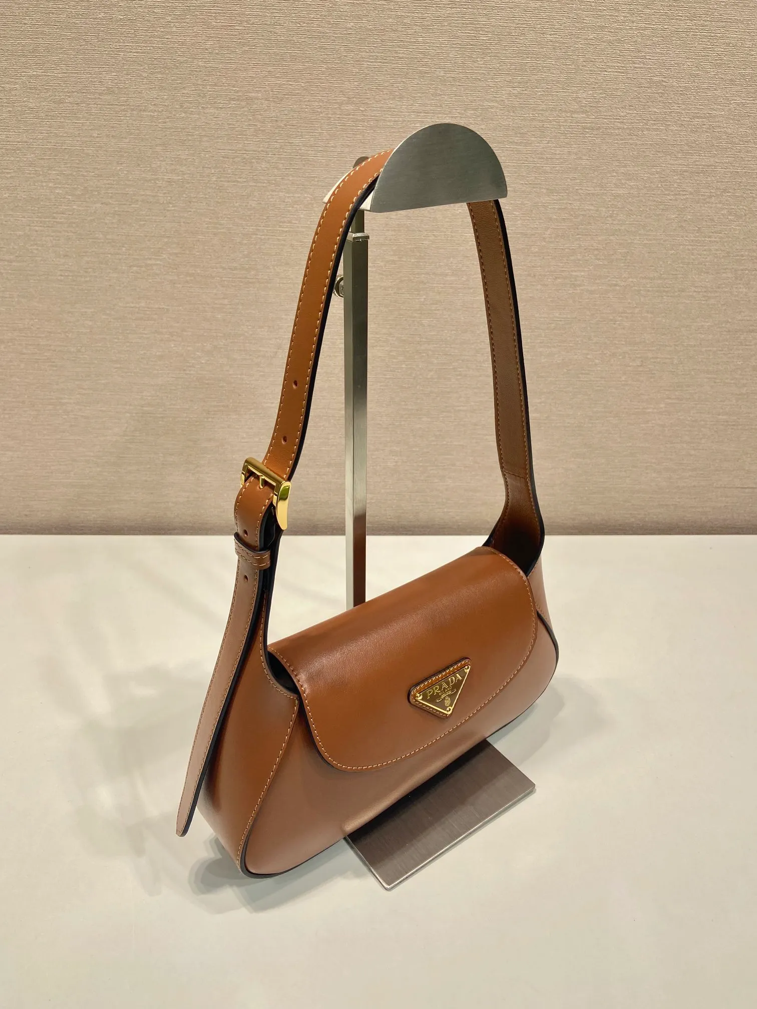 💰1500🎉New Shoulder Bag🎉1BD358🎉🎉 This modern and sophisticated leather handbag showcases superior craftsmanship with exquisite details and smooth aesthetic construction. It has simple lines and compact shape. It is equipped with Nappa leather lining and elegant adjustable handles. It is equipped with a magnetic cover and large capacity. It is simple and elegant. Babies, hurry up and get it🎉🎉 Width: 25cm Length: 5.5cm