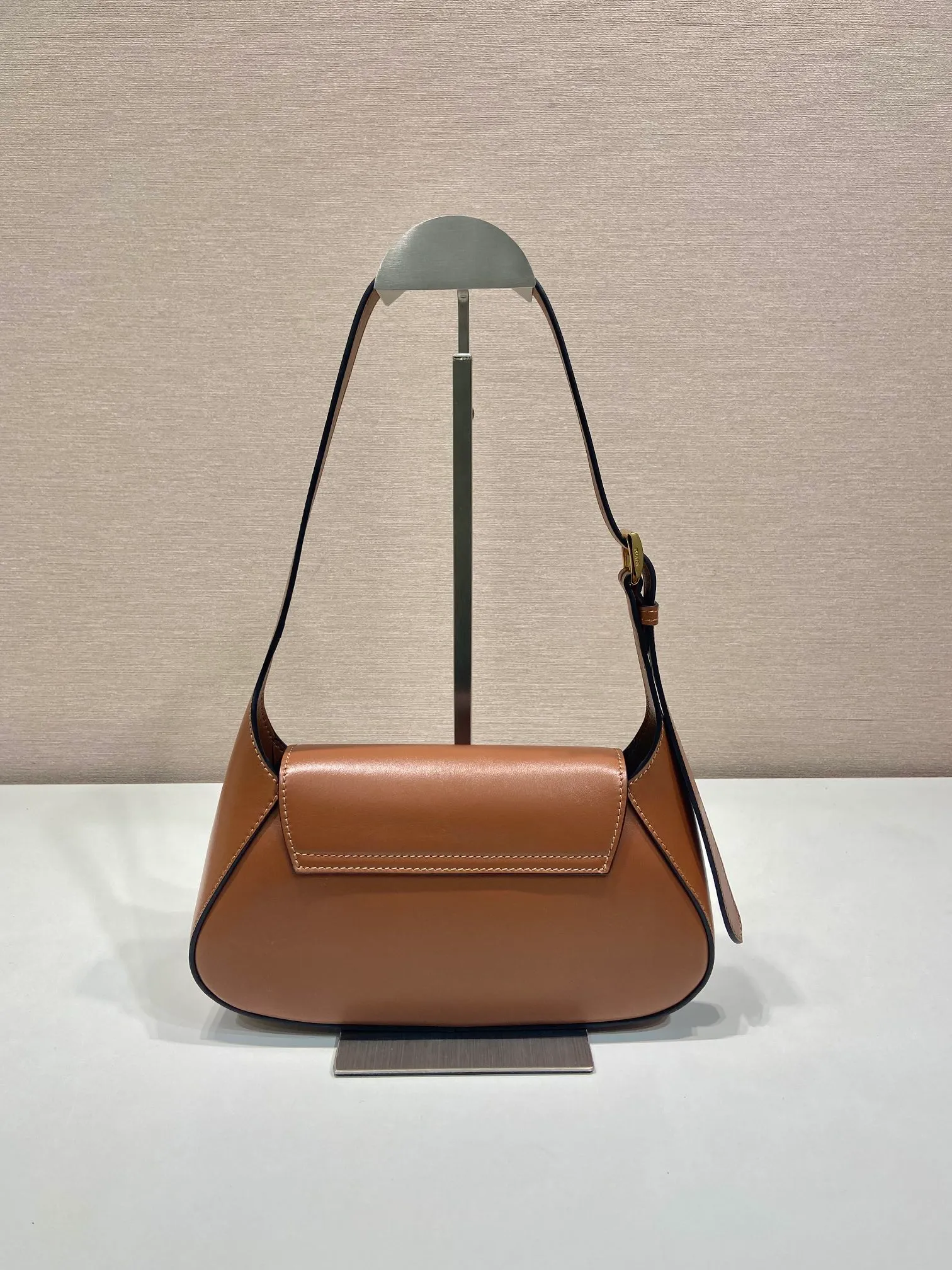 💰1500🎉New Shoulder Bag🎉1BD358🎉🎉 This modern and sophisticated leather handbag showcases superior craftsmanship with exquisite details and smooth aesthetic construction. It has simple lines and compact shape. It is equipped with Nappa leather lining and elegant adjustable handles. It is equipped with a magnetic cover and large capacity. It is simple and elegant. Babies, hurry up and get it🎉🎉 Width: 25cm Length: 5.5cm