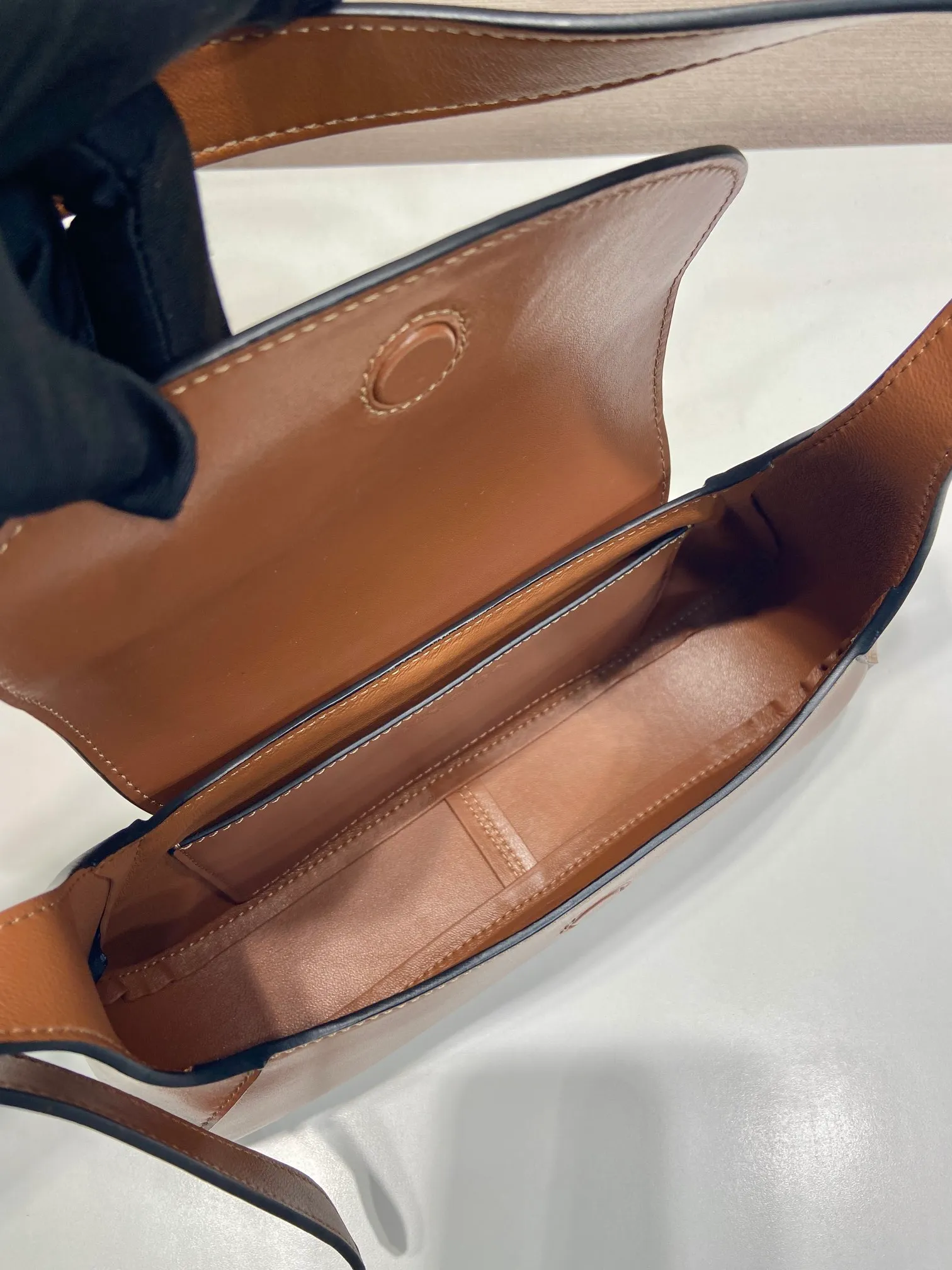 💰1500🎉New Shoulder Bag🎉1BD358🎉🎉 This modern and sophisticated leather handbag showcases superior craftsmanship with exquisite details and smooth aesthetic construction. It has simple lines and compact shape. It is equipped with Nappa leather lining and elegant adjustable handles. It is equipped with a magnetic cover and large capacity. It is simple and elegant. Babies, hurry up and get it🎉🎉 Width: 25cm Length: 5.5cm