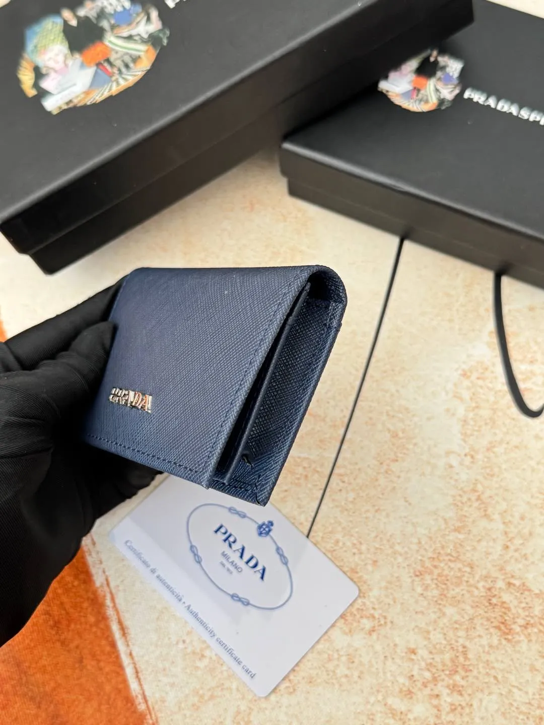 💰120💰PRADA’s popular men’s card holder counter new style, official website synchronization, genuine development, model 2MC122#. Color/Blue As shown in the picture, real shot 💋Cross-grain cowhide texture is excellent, threaded lining, hardware accessories! Exquisite wiring, even and neat lines, smooth oil edges, size: 11cm long, 6.5cm high