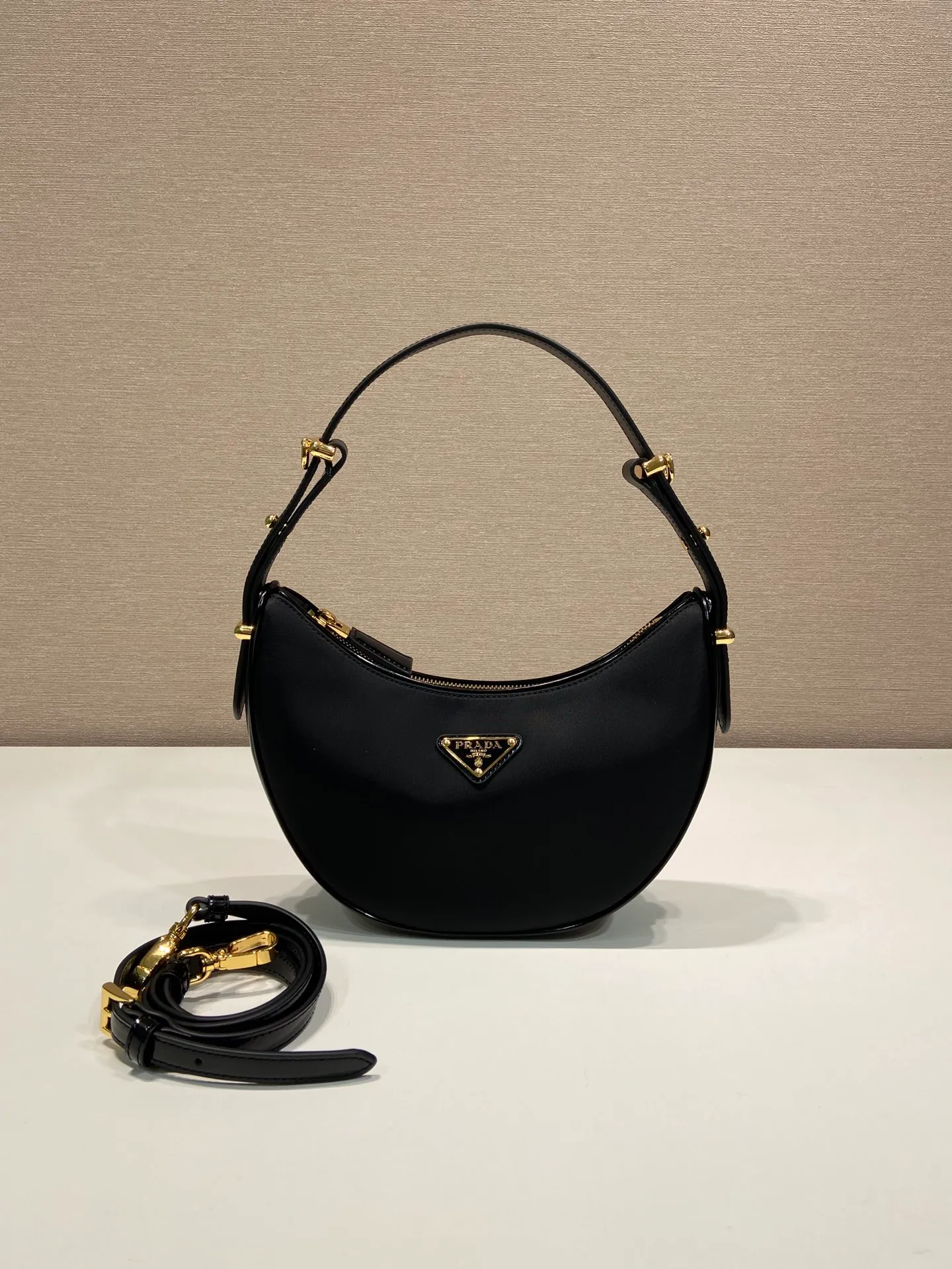 💰1260🎉Moon handbag🎉1BC194 double shoulder strap/nylon fabric🎉🎉 This simple Moon handbag is made of nylon fabric/glossy cowhide, showing a modern and versatile charm. The curved body design is equipped with 2 long/short adjustable shoulder straps, making it easy to change the shape at will. It is equipped with imported lambskin inside, and the metal accessories add to the bright style. The upper body effect is very cool/fashionable. It is another popular style that will never go out of style🎉Baby, hurry up and get it🎉 Length 22.5x Height 18.5x Bottom 6.5cm🎉🎉🎉🍊🍊🍊