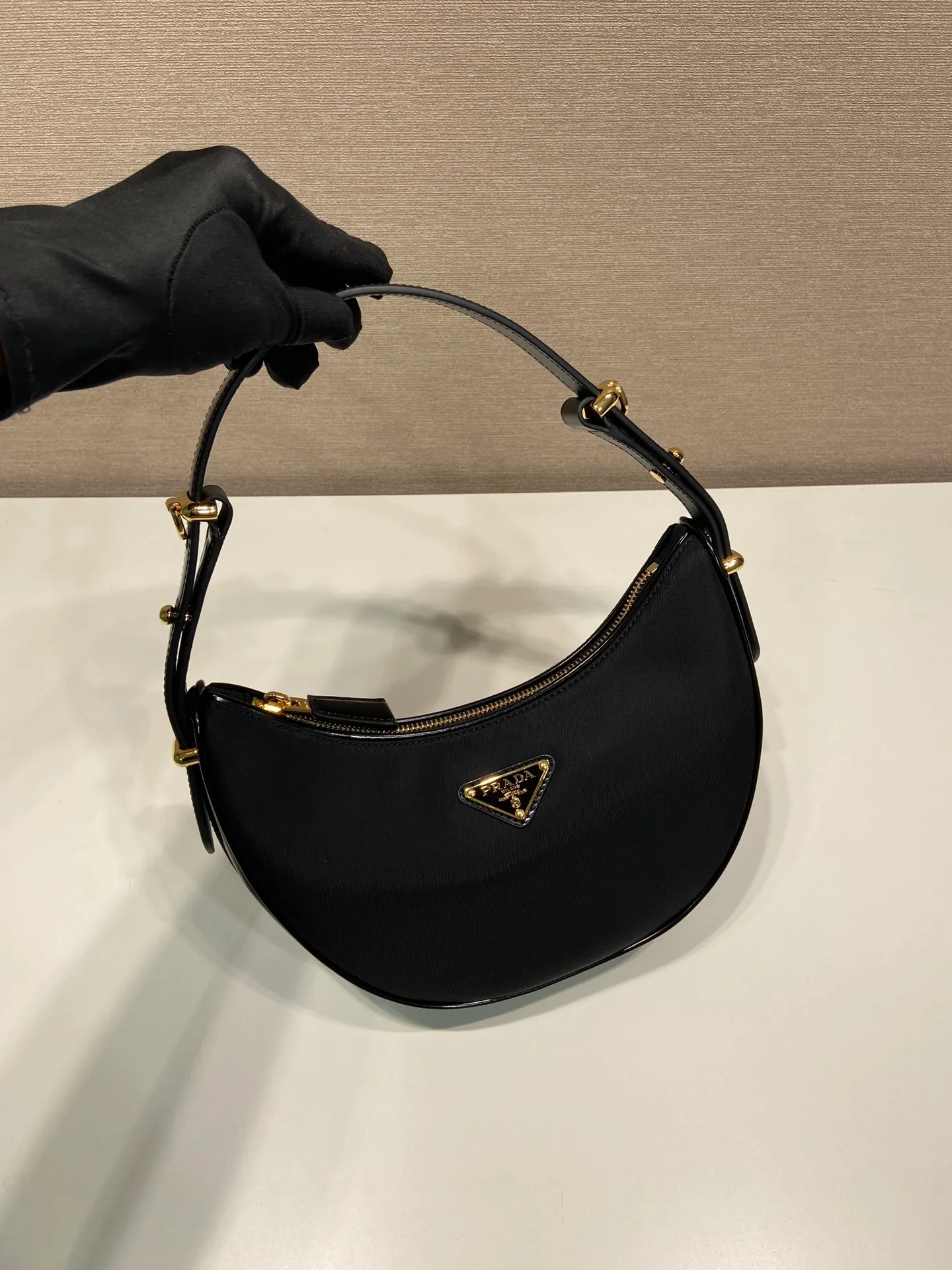 💰1260🎉Moon handbag🎉1BC194 double shoulder strap/nylon fabric🎉🎉 This simple Moon handbag is made of nylon fabric/glossy cowhide, showing a modern and versatile charm. The curved body design is equipped with 2 long/short adjustable shoulder straps, making it easy to change the shape at will. It is equipped with imported lambskin inside, and the metal accessories add to the bright style. The upper body effect is very cool/fashionable. It is another popular style that will never go out of style🎉Baby, hurry up and get it🎉 Length 22.5x Height 18.5x Bottom 6.5cm🎉🎉🎉🍊🍊🍊