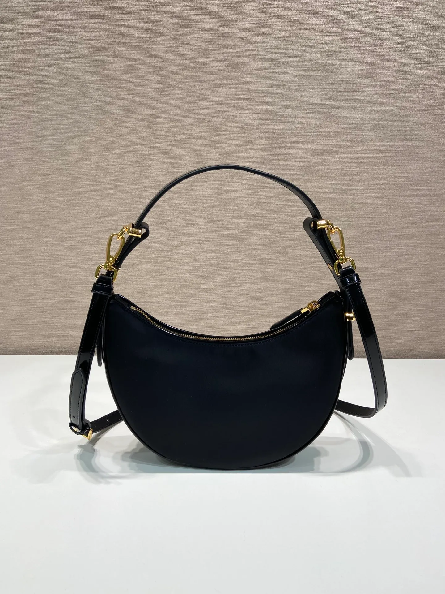 💰1260🎉Moon handbag🎉1BC194 double shoulder strap/nylon fabric🎉🎉 This simple Moon handbag is made of nylon fabric/glossy cowhide, showing a modern and versatile charm. The curved body design is equipped with 2 long/short adjustable shoulder straps, making it easy to change the shape at will. It is equipped with imported lambskin inside, and the metal accessories add to the bright style. The upper body effect is very cool/fashionable. It is another popular style that will never go out of style🎉Baby, hurry up and get it🎉 Length 22.5x Height 18.5x Bottom 6.5cm🎉🎉🎉🍊🍊🍊