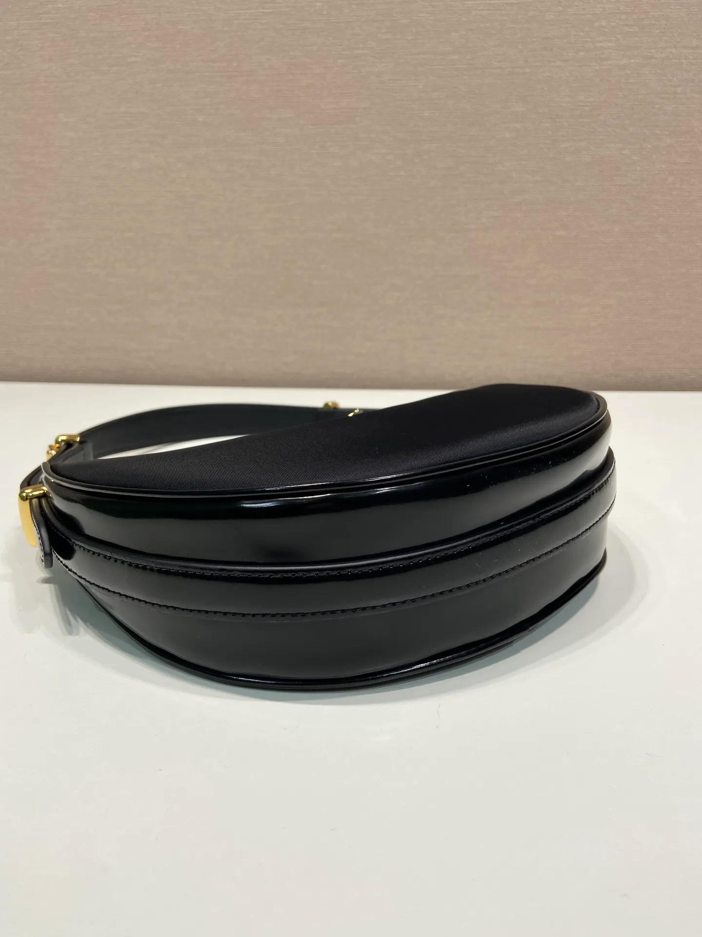 💰1260🎉Moon handbag🎉1BC194 double shoulder strap/nylon fabric🎉🎉 This simple Moon handbag is made of nylon fabric/glossy cowhide, showing a modern and versatile charm. The curved body design is equipped with 2 long/short adjustable shoulder straps, making it easy to change the shape at will. It is equipped with imported lambskin inside, and the metal accessories add to the bright style. The upper body effect is very cool/fashionable. It is another popular style that will never go out of style🎉Baby, hurry up and get it🎉 Length 22.5x Height 18.5x Bottom 6.5cm🎉🎉🎉🍊🍊🍊
