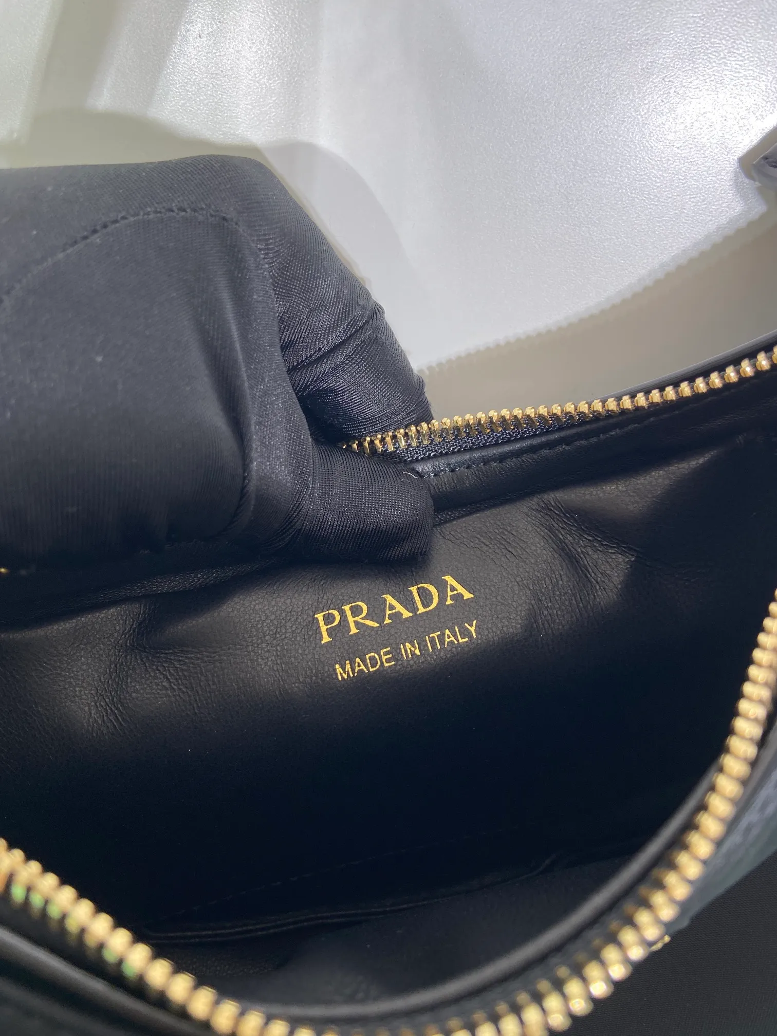 💰1260🎉Moon handbag🎉1BC194 double shoulder strap/nylon fabric🎉🎉 This simple Moon handbag is made of nylon fabric/glossy cowhide, showing a modern and versatile charm. The curved body design is equipped with 2 long/short adjustable shoulder straps, making it easy to change the shape at will. It is equipped with imported lambskin inside, and the metal accessories add to the bright style. The upper body effect is very cool/fashionable. It is another popular style that will never go out of style🎉Baby, hurry up and get it🎉 Length 22.5x Height 18.5x Bottom 6.5cm🎉🎉🎉🍊🍊🍊