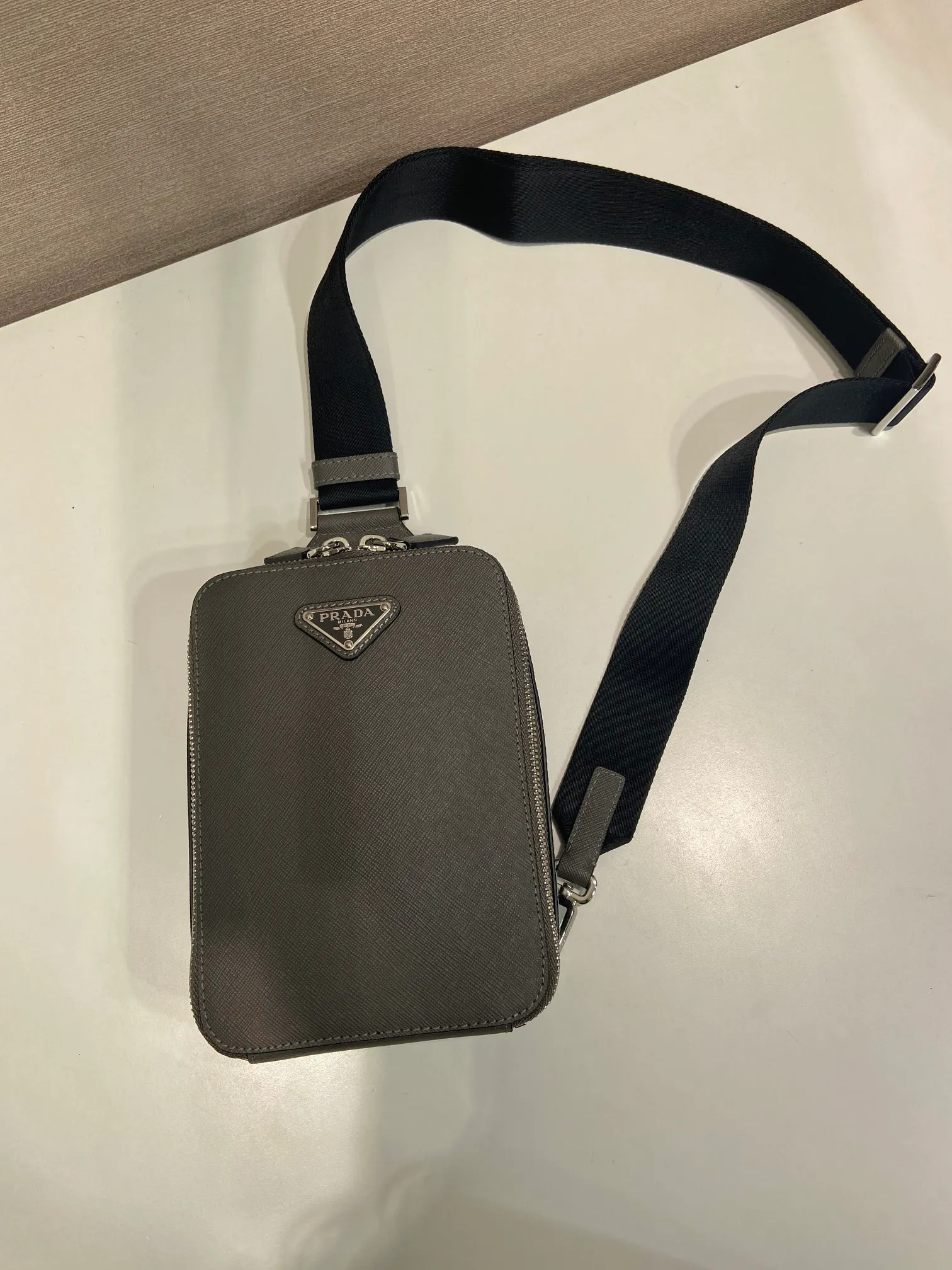 💰1120🎉New chest bag🎉2VZ106 chest bag new color🎉🎉 This chest bag is made of imported cross-grain cowhide, with a two-way zipper design, equipped with woven adjustable fabric shoulder straps, and the inner compartment has a mouth strap. The upper body effect is very cool and close-fitting👏👏Another popular style that will never go out of style🎉🎉 Length 14x height 20x bottom 5cm🎉🎉🎉👏👏👏