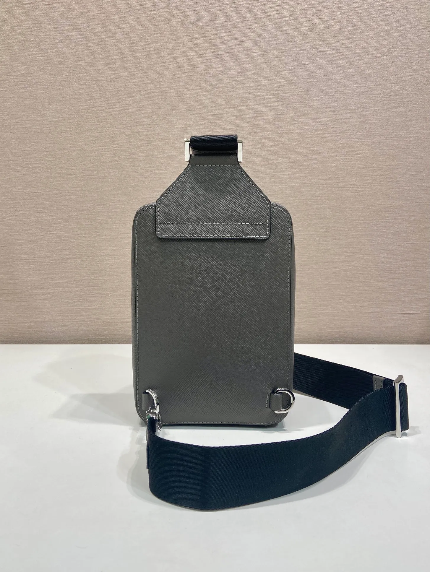💰1120🎉New chest bag🎉2VZ106 chest bag new color🎉🎉 This chest bag is made of imported cross-grain cowhide, with a two-way zipper design, equipped with woven adjustable fabric shoulder straps, and the inner compartment has a mouth strap. The upper body effect is very cool and close-fitting👏👏Another popular style that will never go out of style🎉🎉 Length 14x height 20x bottom 5cm🎉🎉🎉👏👏👏