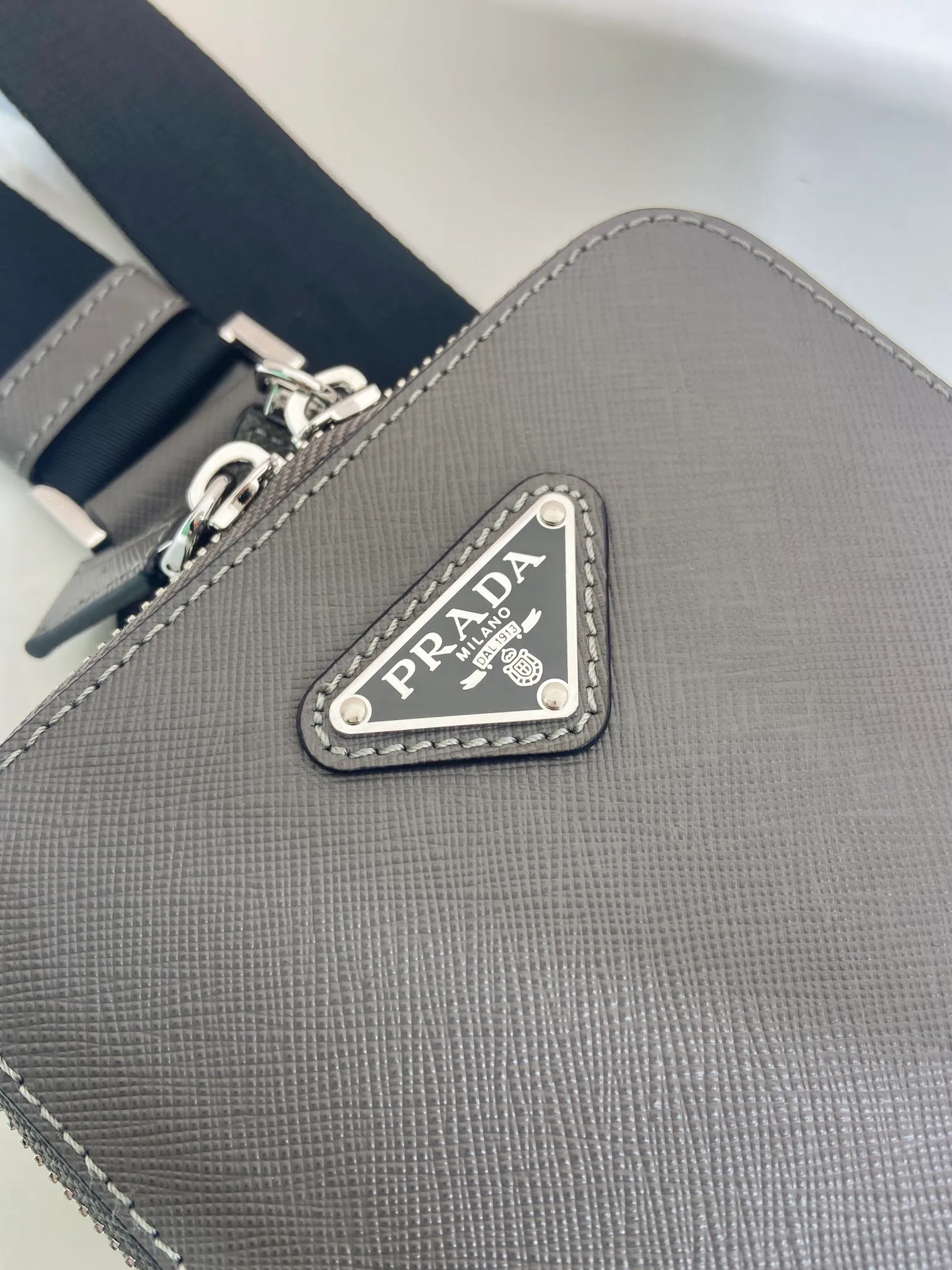 💰1120🎉New chest bag🎉2VZ106 chest bag new color🎉🎉 This chest bag is made of imported cross-grain cowhide, with a two-way zipper design, equipped with woven adjustable fabric shoulder straps, and the inner compartment has a mouth strap. The upper body effect is very cool and close-fitting👏👏Another popular style that will never go out of style🎉🎉 Length 14x height 20x bottom 5cm🎉🎉🎉👏👏👏