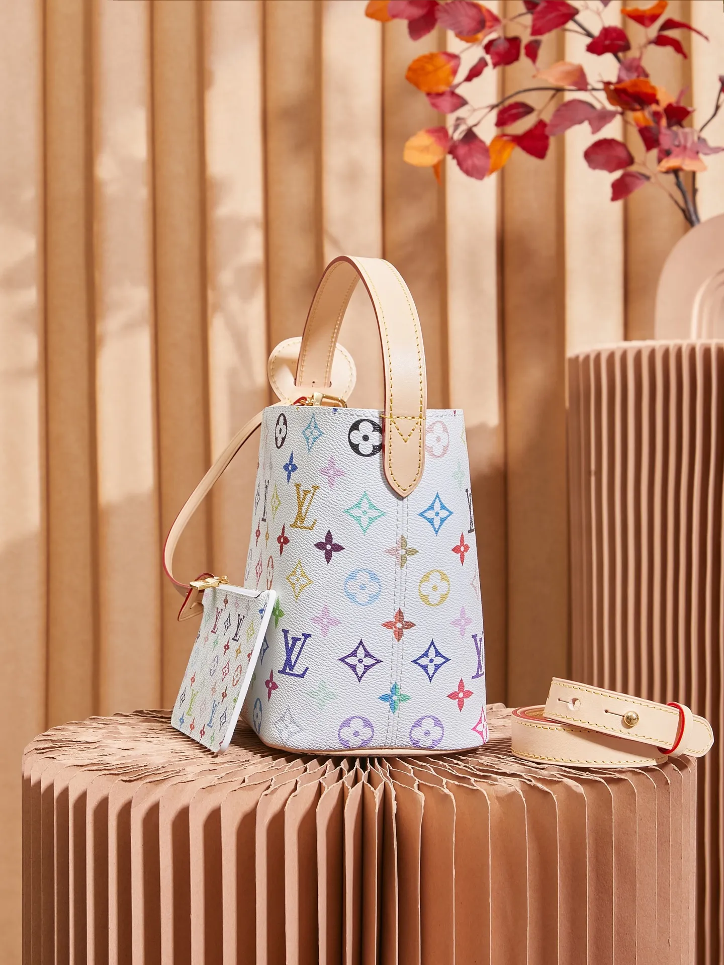 P¥1340👉nfc163C01 dynamic chip👈 [100% MB special grade, all steel hardware, imported fabrics] This All In BB handbag conveys the fun style of the Louis Vuitton x Murakami reissue series with smart details. Monogram coated canvas is rendered in the artist's rainbow of hues, and the nameplate is embellished with bows and padlocks. With the adjustable cowhide handle and leather shoulder strap, it can be carried by hand, shoulder or cross-body. Monogram coated canvas - Calfskin leather trim - Fabric lining - Metal hardware - Magnetic and hook closure - Removable zippered interior pocket with a brand name - Padlock for smartphone, keys, headphones and Zippy wallet - Shoulder strap: non-detachable, adjustable! ! Model: M13089; Size: 16x18x12CM