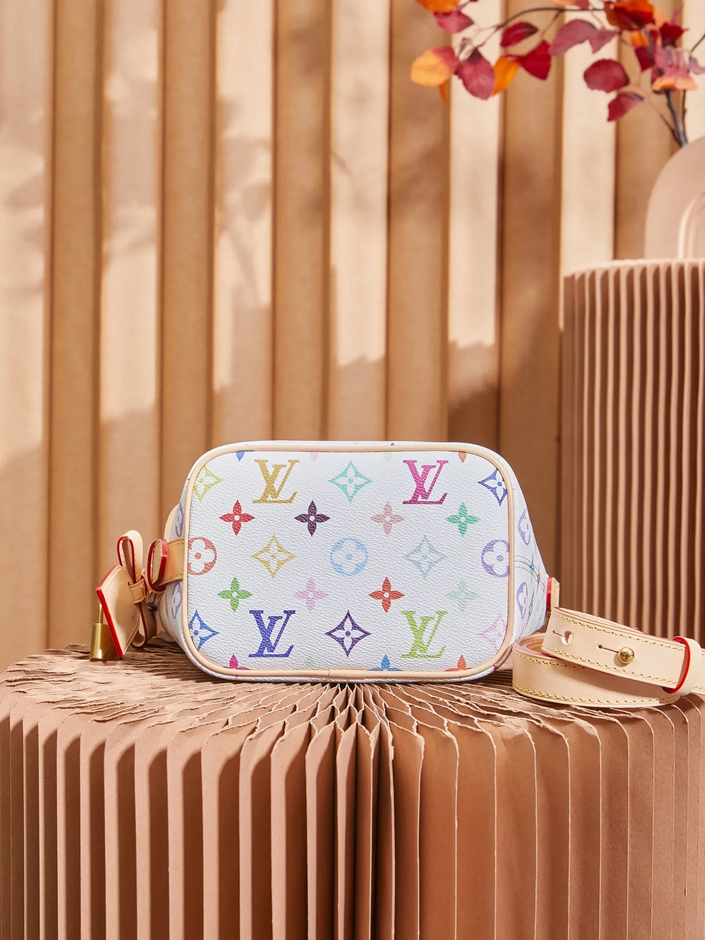 P¥1340👉nfc163C01 dynamic chip👈 [100% MB special grade, all steel hardware, imported fabrics] This All In BB handbag conveys the fun style of the Louis Vuitton x Murakami reissue series with smart details. Monogram coated canvas is rendered in the artist's rainbow of hues, and the nameplate is embellished with bows and padlocks. With the adjustable cowhide handle and leather shoulder strap, it can be carried by hand, shoulder or cross-body. Monogram coated canvas - Calfskin leather trim - Fabric lining - Metal hardware - Magnetic and hook closure - Removable zippered interior pocket with a brand name - Padlock for smartphone, keys, headphones and Zippy wallet - Shoulder strap: non-detachable, adjustable! ! Model: M13089; Size: 16x18x12CM