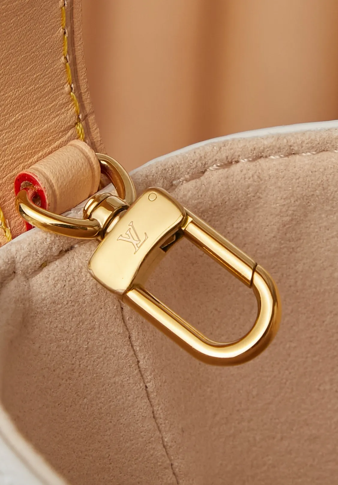 P¥1340👉nfc163C01 dynamic chip👈 [100% MB special grade, all steel hardware, imported fabrics] This All In BB handbag conveys the fun style of the Louis Vuitton x Murakami reissue series with smart details. Monogram coated canvas is rendered in the artist's rainbow of hues, and the nameplate is embellished with bows and padlocks. With the adjustable cowhide handle and leather shoulder strap, it can be carried by hand, shoulder or cross-body. Monogram coated canvas - Calfskin leather trim - Fabric lining - Metal hardware - Magnetic and hook closure - Removable zippered interior pocket with a brand name - Padlock for smartphone, keys, headphones and Zippy wallet - Shoulder strap: non-detachable, adjustable! ! Model: M13089; Size: 16x18x12CM