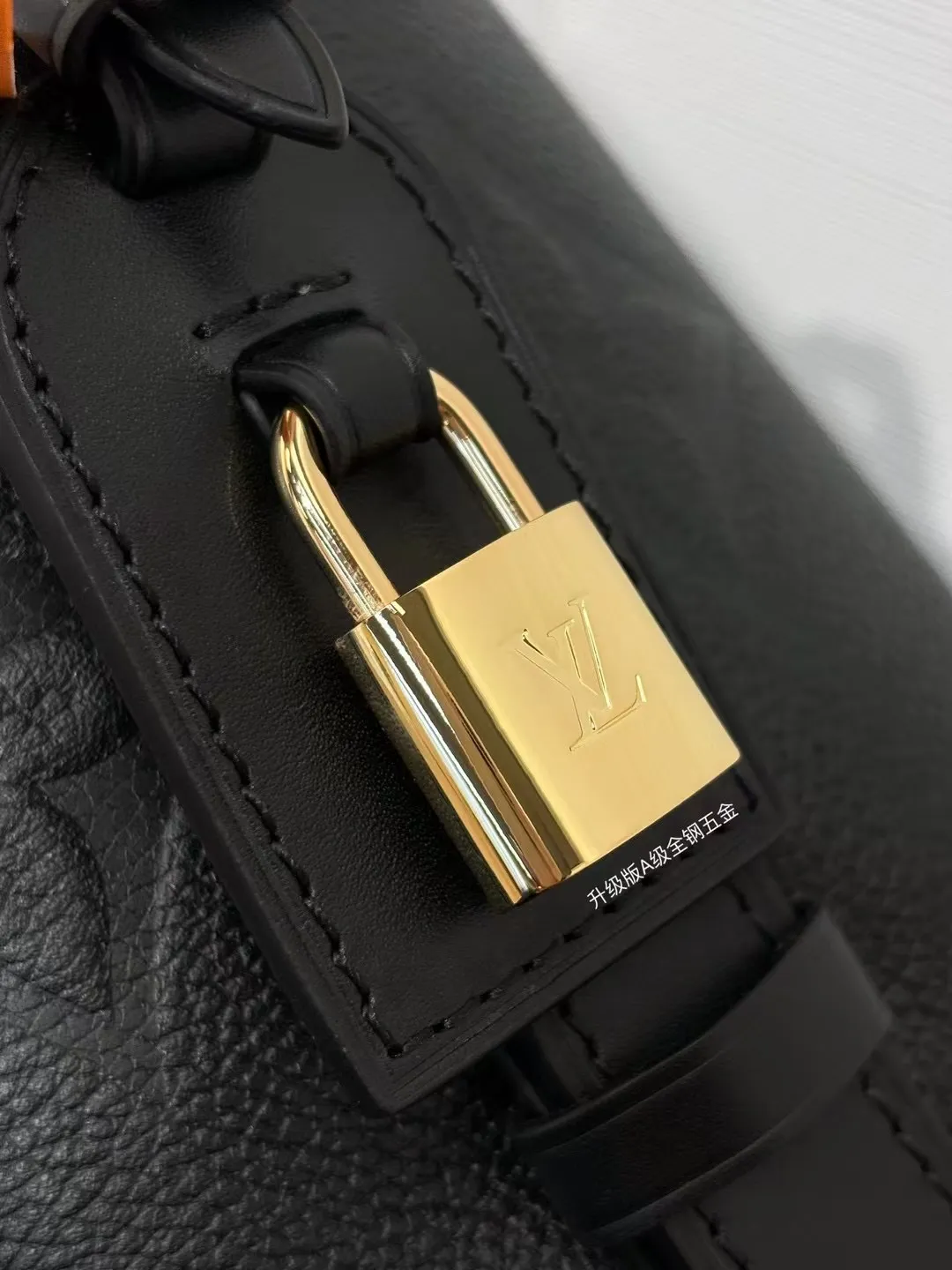 P¥1360👉nfc163C01 dynamic chip👈 [100% MB special grade original leather, all steel hardware] This All In BB handbag integrates modern design concepts into elegant silhouette and ample space. Monogram Empreinte leather craftsmanship creates a simple bucket bag structure, the iconic nameplate and metal padlock highlight the exquisite details, and the adjustable handle pays homage to the brand's trunk-making heritage. Embossed grained cow leather - Cow leather trim - Textile lining - Metal hardware - Magnetic and hook closure - Removable zippered interior pocket - A brand name - Padlock - Holds your smartphone, keys, Zippy wallet and headphones - Shoulder strap: non-detachable, adjustable! ! Model: M13480; Size: 16x18x12CM
