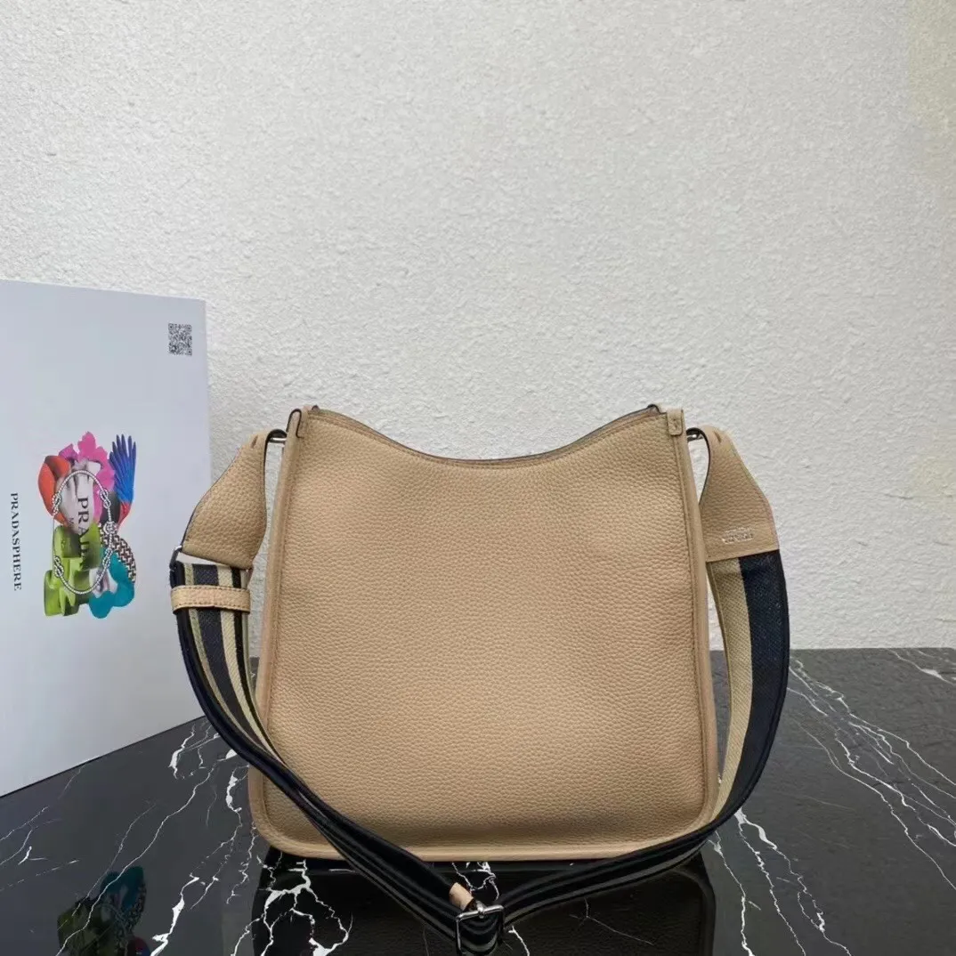 p1400¥👏New fabric cross-body bag👏1BC073/large tote bag This leather mini shoulder bag has a simple design. A metallic triangle logo on the front adds signature tone. Equipped with detachable/adjustable logo printed webbing, the upper body effect is very beautiful😘😘highlighting its modern style. High fashion is the main fashion for daily matching. Hurry up and get it, it’s so beautiful👏👏Length 30xH 28xH 12cm👏👏👏😘😘😘