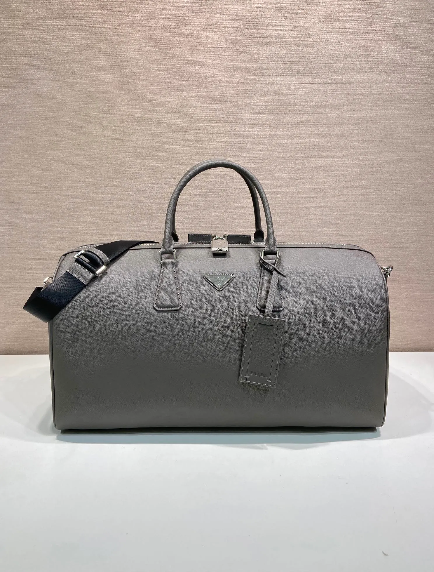 💰2360🎉New Travel Bag🎉2VC018🎉🎉Cork Beige This elegant travel bag is made of Saffiano leather, equipped with a wraparound zipper and nylon shoulder strap, highlighting the rigorous design concept. It's finished with a leather name tag and metal lock with engraved logo. Simple and elegant. Hurry up and get it🎉🎉 Length 50x Height 27.5x Bottom 25cm🎉🎉🎉👏👏👏