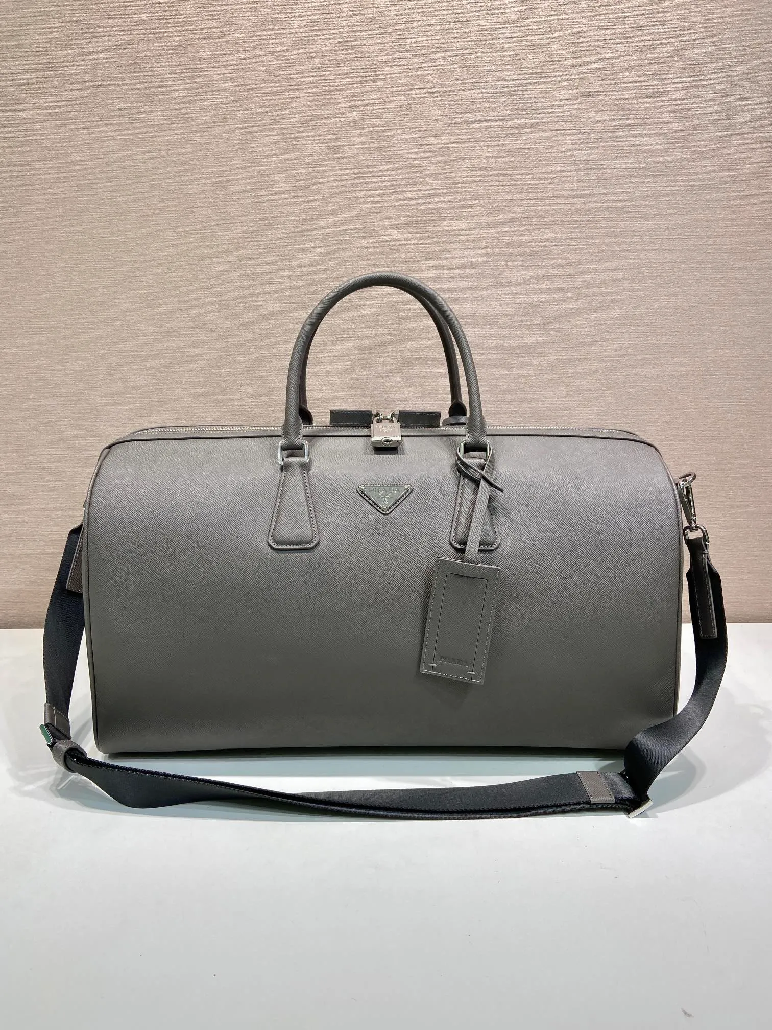 💰2360🎉New Travel Bag🎉2VC018🎉🎉Cork Beige This elegant travel bag is made of Saffiano leather, equipped with a wraparound zipper and nylon shoulder strap, highlighting the rigorous design concept. It's finished with a leather name tag and metal lock with engraved logo. Simple and elegant. Hurry up and get it🎉🎉 Length 50x Height 27.5x Bottom 25cm🎉🎉🎉👏👏👏
