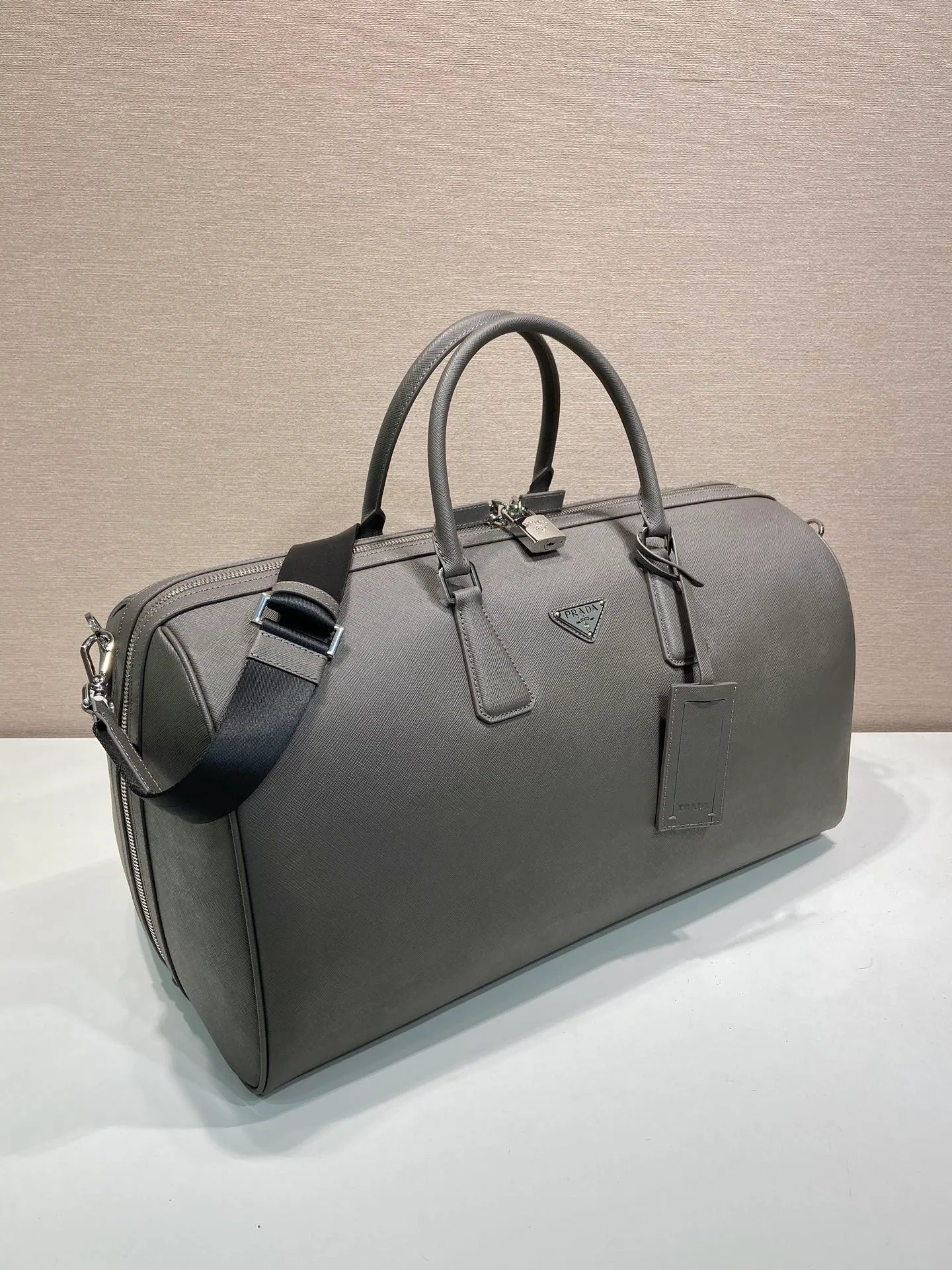 💰2360🎉New Travel Bag🎉2VC018🎉🎉Cork Beige This elegant travel bag is made of Saffiano leather, equipped with a wraparound zipper and nylon shoulder strap, highlighting the rigorous design concept. It's finished with a leather name tag and metal lock with engraved logo. Simple and elegant. Hurry up and get it🎉🎉 Length 50x Height 27.5x Bottom 25cm🎉🎉🎉👏👏👏