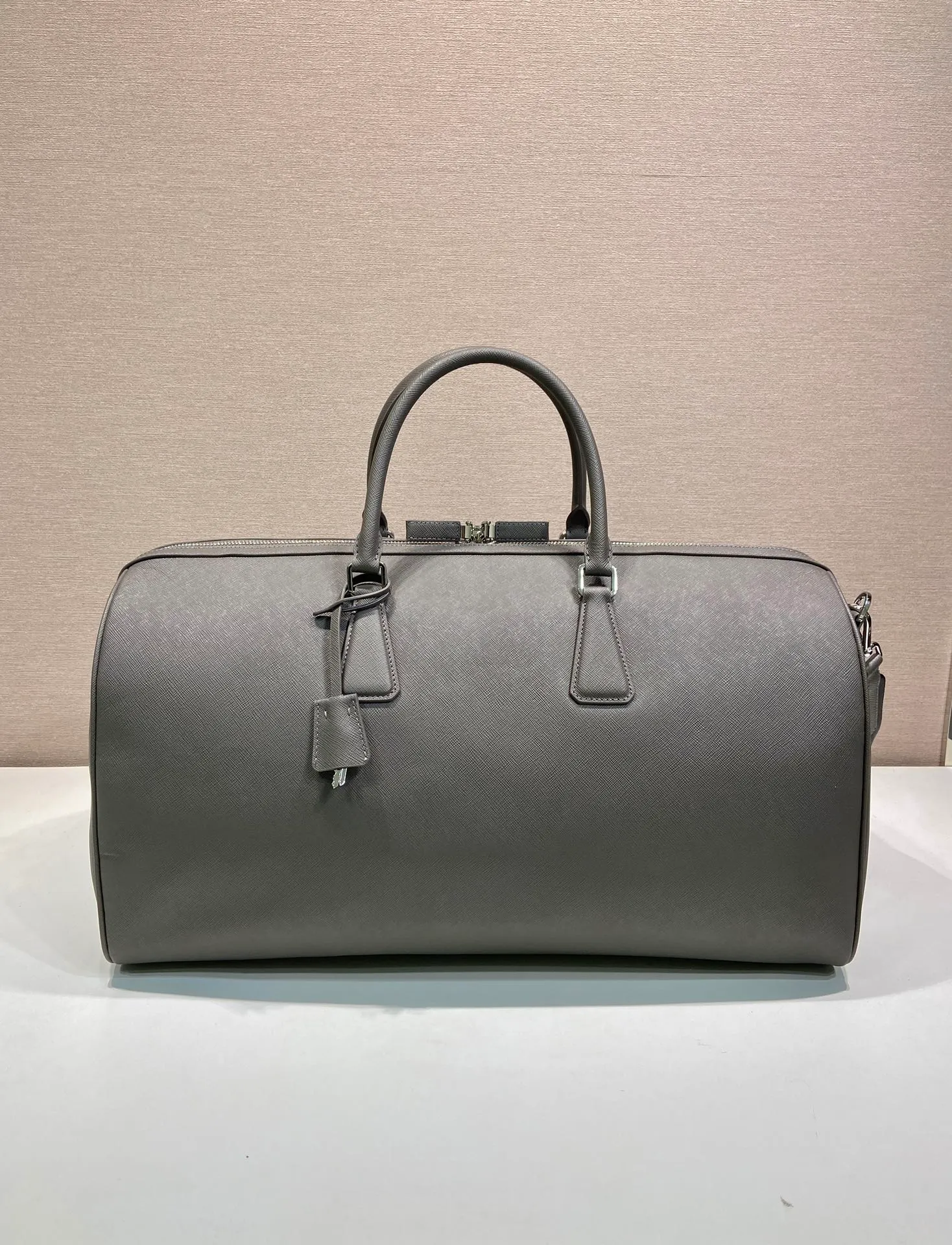 💰2360🎉New Travel Bag🎉2VC018🎉🎉Cork Beige This elegant travel bag is made of Saffiano leather, equipped with a wraparound zipper and nylon shoulder strap, highlighting the rigorous design concept. It's finished with a leather name tag and metal lock with engraved logo. Simple and elegant. Hurry up and get it🎉🎉 Length 50x Height 27.5x Bottom 25cm🎉🎉🎉👏👏👏
