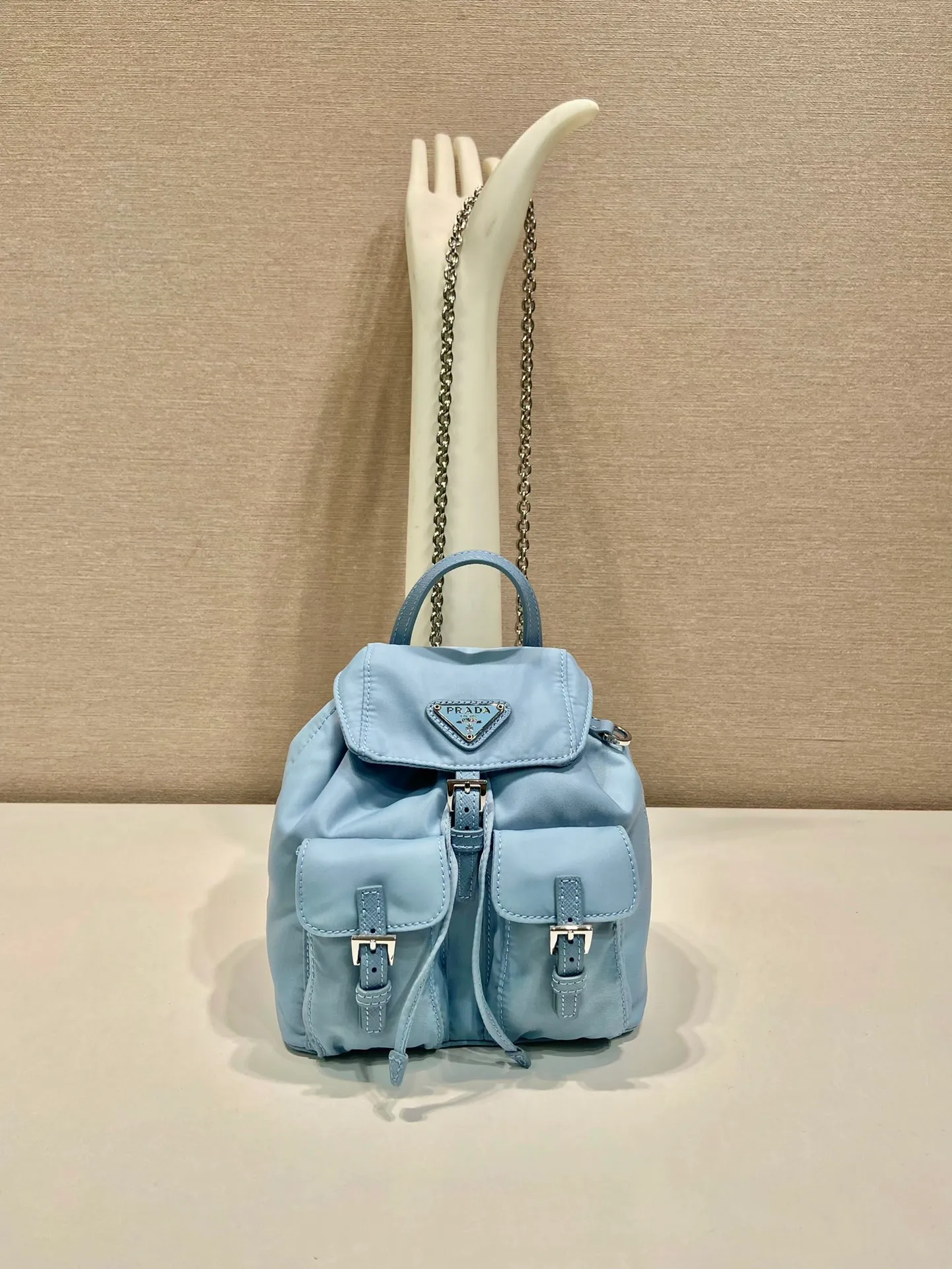 💰860🎉Mini Backpack🎉1BH029 Upgraded Version🎉🎉 This universal backpack with simple lines can be transformed into a handbag through the detachable shoulder strap, highlighting its practicality. Detachable chain shoulder strap, front flap pocket with buckle, super cute😍The capacity is practical. It is another grass planted permanently by Internet celebrities. Hurry up and get it🎉🎉Length 17xHeight 18.5xBottom 8cm🎉🎉🎉👏👏👏