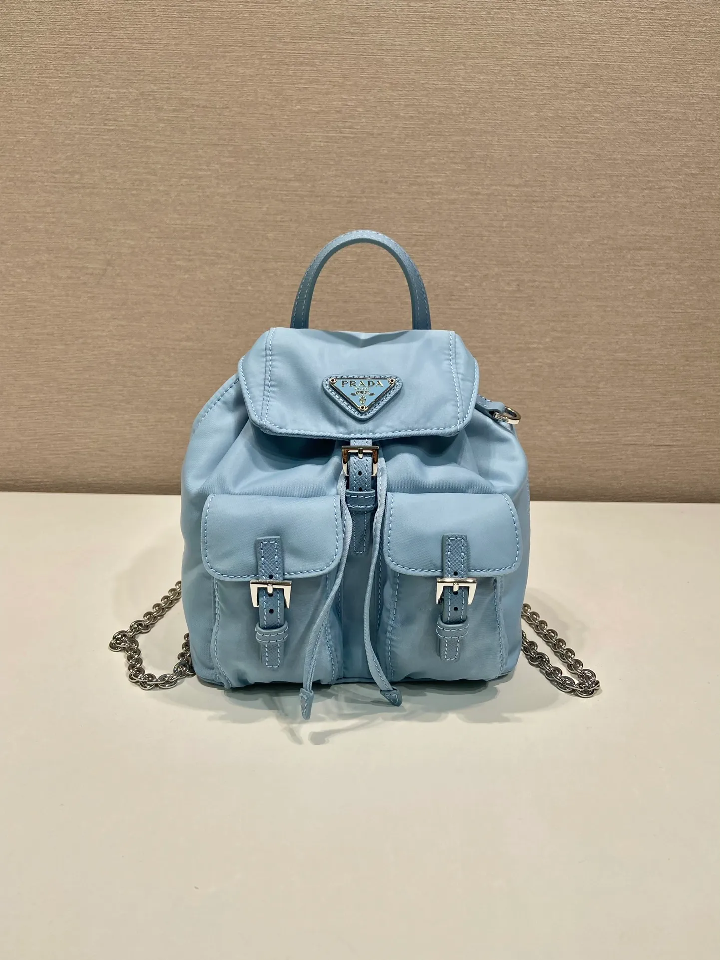 💰860🎉Mini Backpack🎉1BH029 Upgraded Version🎉🎉 This universal backpack with simple lines can be transformed into a handbag through the detachable shoulder strap, highlighting its practicality. Detachable chain shoulder strap, front flap pocket with buckle, super cute😍The capacity is practical. It is another grass planted permanently by Internet celebrities. Hurry up and get it🎉🎉Length 17xHeight 18.5xBottom 8cm🎉🎉🎉👏👏👏