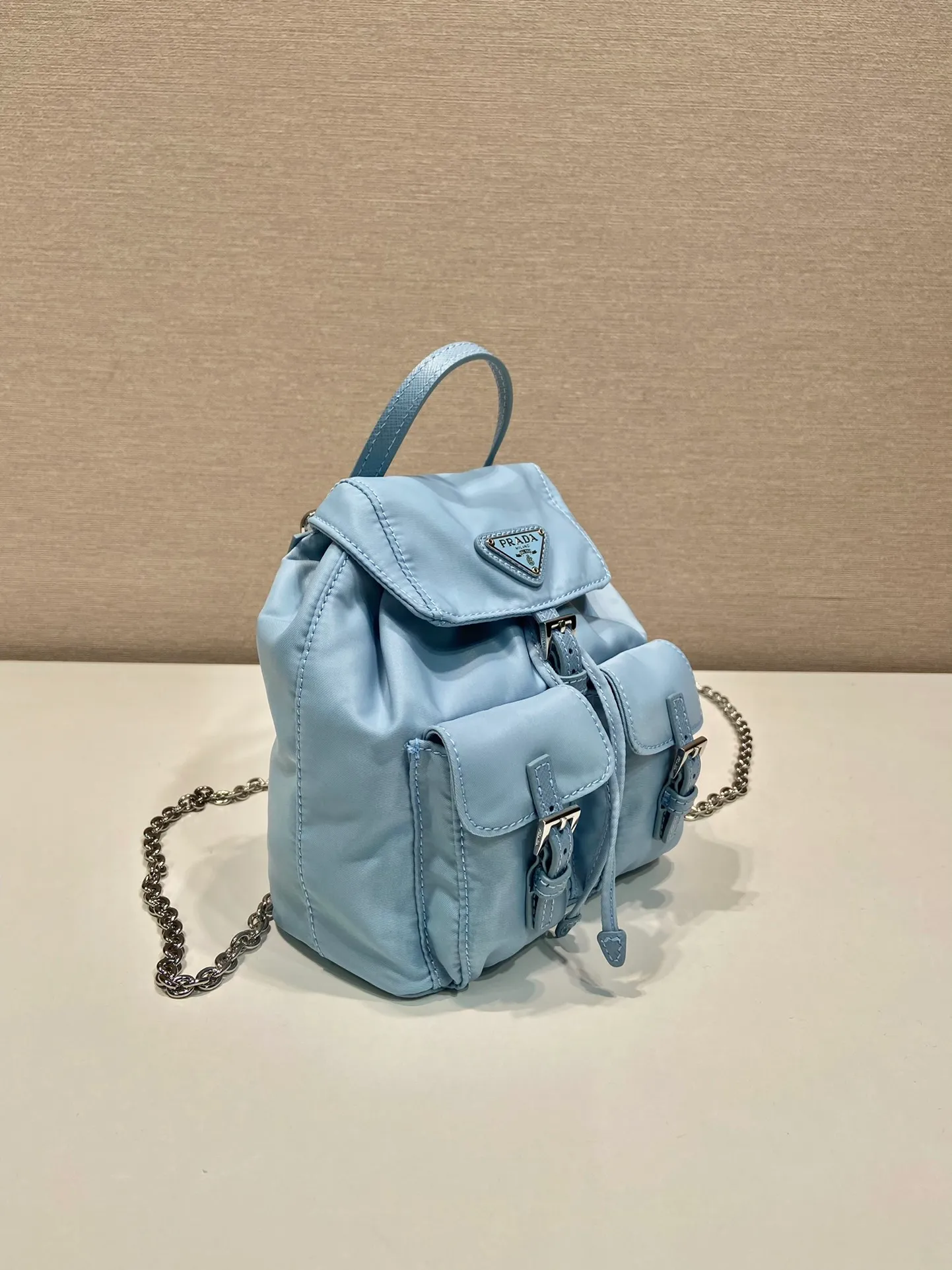 💰860🎉Mini Backpack🎉1BH029 Upgraded Version🎉🎉 This universal backpack with simple lines can be transformed into a handbag through the detachable shoulder strap, highlighting its practicality. Detachable chain shoulder strap, front flap pocket with buckle, super cute😍The capacity is practical. It is another grass planted permanently by Internet celebrities. Hurry up and get it🎉🎉Length 17xHeight 18.5xBottom 8cm🎉🎉🎉👏👏👏