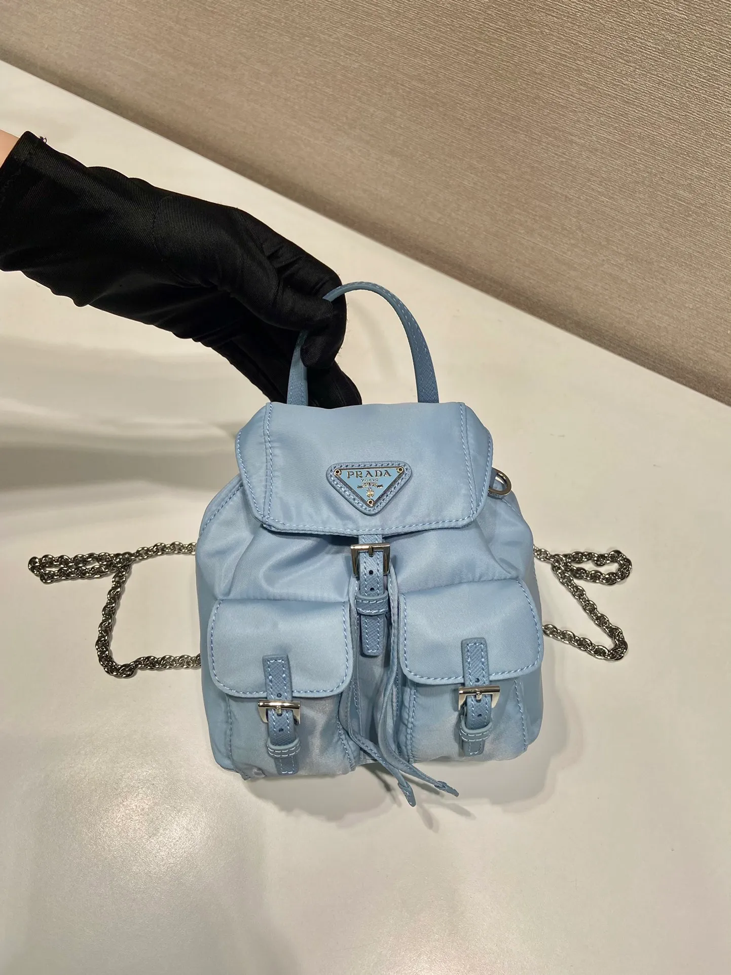 💰860🎉Mini Backpack🎉1BH029 Upgraded Version🎉🎉 This universal backpack with simple lines can be transformed into a handbag through the detachable shoulder strap, highlighting its practicality. Detachable chain shoulder strap, front flap pocket with buckle, super cute😍The capacity is practical. It is another grass planted permanently by Internet celebrities. Hurry up and get it🎉🎉Length 17xHeight 18.5xBottom 8cm🎉🎉🎉👏👏👏