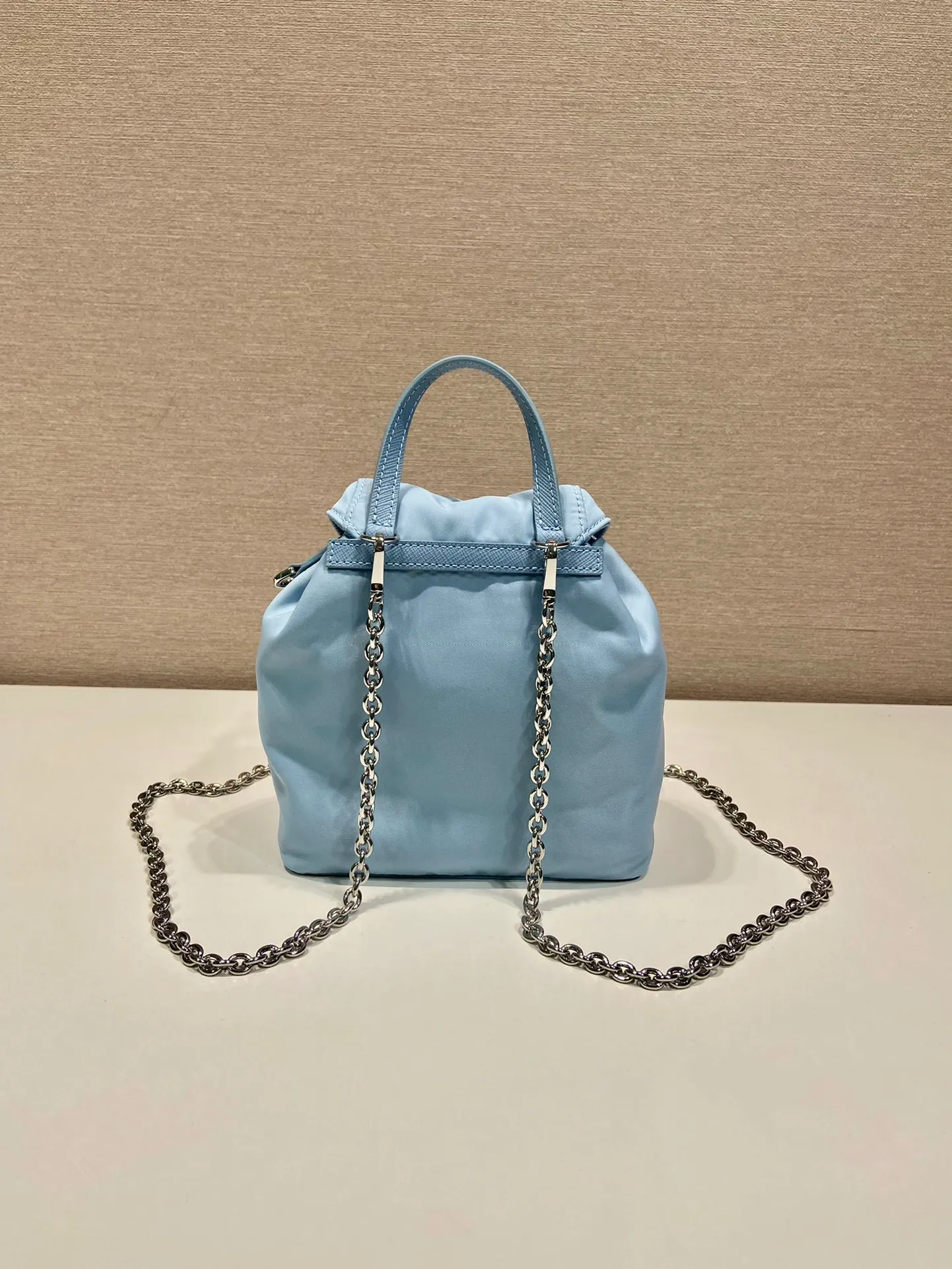 💰860🎉Mini Backpack🎉1BH029 Upgraded Version🎉🎉 This universal backpack with simple lines can be transformed into a handbag through the detachable shoulder strap, highlighting its practicality. Detachable chain shoulder strap, front flap pocket with buckle, super cute😍The capacity is practical. It is another grass planted permanently by Internet celebrities. Hurry up and get it🎉🎉Length 17xHeight 18.5xBottom 8cm🎉🎉🎉👏👏👏