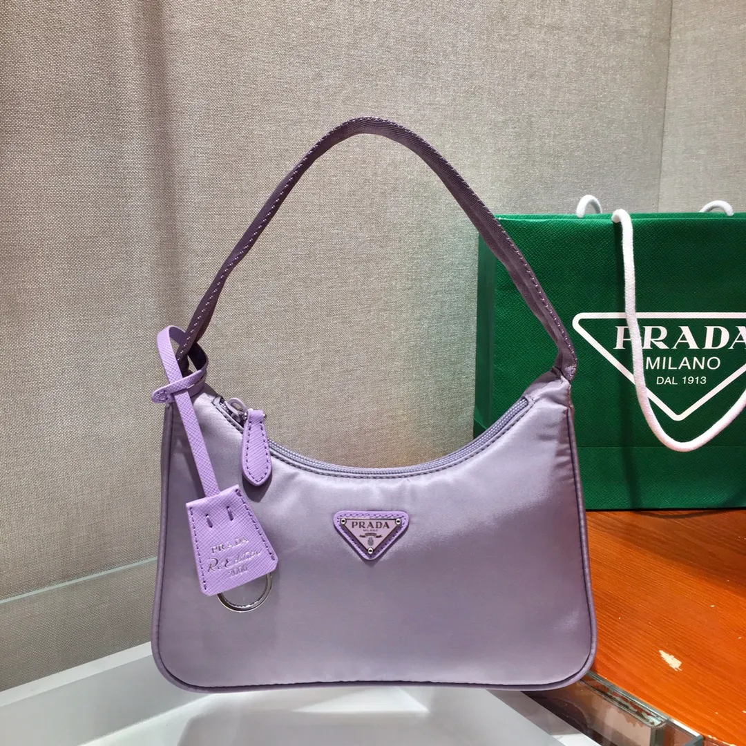 💰660🔥New color-Hobo bag🔥lavender purple😘😘original quality👍👍upgrade board 1NE515 moon-shaped bright second-hand bag, using imported original parachute fabric, lightweight The practical Hobo underarm bag is super simple and eye-catching👍👍. It is a small/lightweight/easy to carry/easy to wear/fashionable armpit bag. It can also be carried by hand and is super easy to use😍😍. It is currently the most popular bag among celebrities, can’t you be tempted😜😜, ladies, hurry up, length 23x height 13x base 5cm👏👏👏💰💰💰