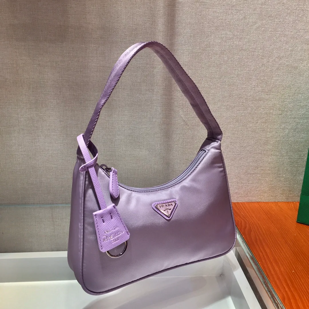 💰660🔥New color-Hobo bag🔥lavender purple😘😘original quality👍👍upgrade board 1NE515 moon-shaped bright second-hand bag, using imported original parachute fabric, lightweight The practical Hobo underarm bag is super simple and eye-catching👍👍. It is a small/lightweight/easy to carry/easy to wear/fashionable armpit bag. It can also be carried by hand and is super easy to use😍😍. It is currently the most popular bag among celebrities, can’t you be tempted😜😜, ladies, hurry up, length 23x height 13x base 5cm👏👏👏💰💰💰