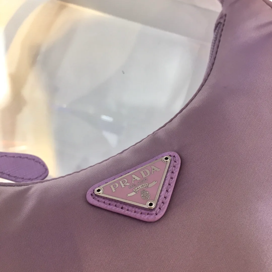 💰660🔥New color-Hobo bag🔥lavender purple😘😘original quality👍👍upgrade board 1NE515 moon-shaped bright second-hand bag, using imported original parachute fabric, lightweight The practical Hobo underarm bag is super simple and eye-catching👍👍. It is a small/lightweight/easy to carry/easy to wear/fashionable armpit bag. It can also be carried by hand and is super easy to use😍😍. It is currently the most popular bag among celebrities, can’t you be tempted😜😜, ladies, hurry up, length 23x height 13x base 5cm👏👏👏💰💰💰
