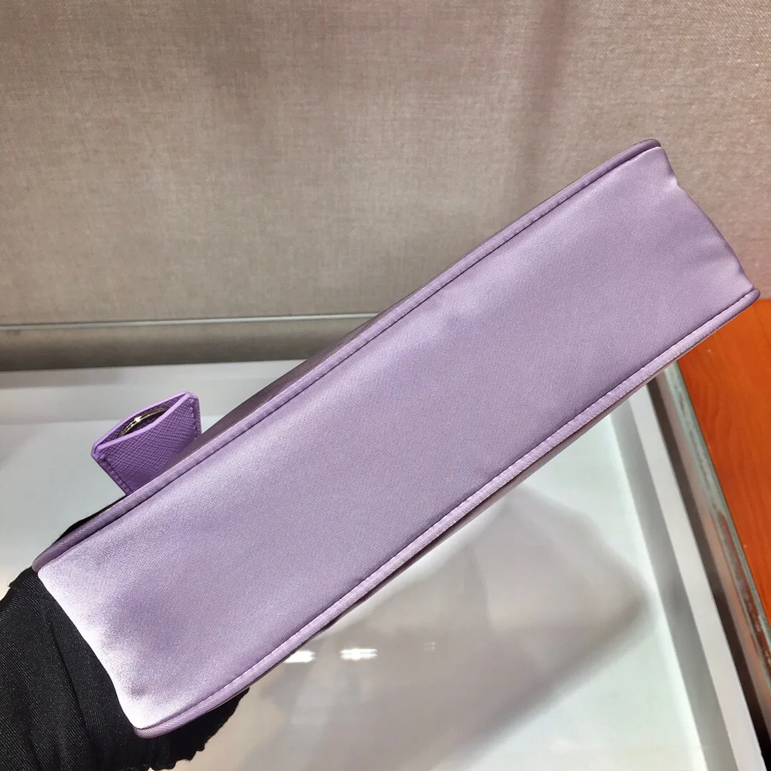 💰660🔥New color-Hobo bag🔥lavender purple😘😘original quality👍👍upgrade board 1NE515 moon-shaped bright second-hand bag, using imported original parachute fabric, lightweight The practical Hobo underarm bag is super simple and eye-catching👍👍. It is a small/lightweight/easy to carry/easy to wear/fashionable armpit bag. It can also be carried by hand and is super easy to use😍😍. It is currently the most popular bag among celebrities, can’t you be tempted😜😜, ladies, hurry up, length 23x height 13x base 5cm👏👏👏💰💰💰