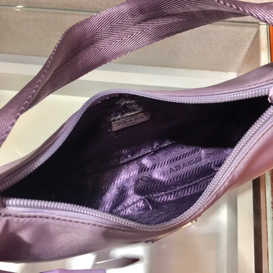 💰660🔥New color-Hobo bag🔥lavender purple😘😘original quality👍👍upgrade board 1NE515 moon-shaped bright second-hand bag, using imported original parachute fabric, lightweight The practical Hobo underarm bag is super simple and eye-catching👍👍. It is a small/lightweight/easy to carry/easy to wear/fashionable armpit bag. It can also be carried by hand and is super easy to use😍😍. It is currently the most popular bag among celebrities, can’t you be tempted😜😜, ladies, hurry up, length 23x height 13x base 5cm👏👏👏💰💰💰