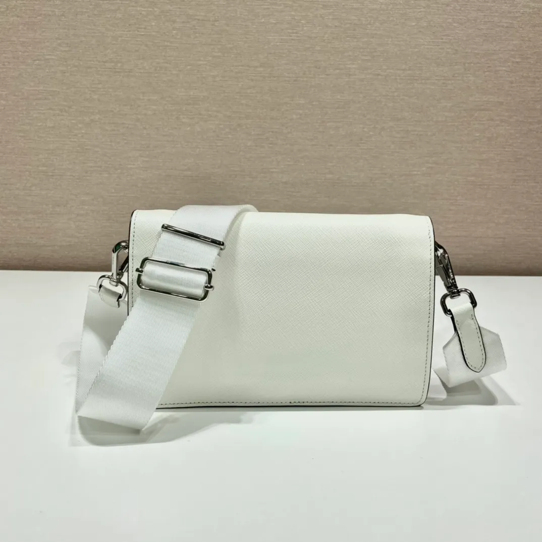 💰1320🎉New three-in-one🎉1BP40A👏👏New color😘 This mini envelope bag is equipped with a front flap, and the iconic lettering logo is embellished on the front, making the brand style clearly visible. The magnetic buckle closure design is classic, and the shoulder strap allows it to be transformed into a crossbody bag or a shoulder bag. It is versatile and can be used as a handbag. It is lined in soft sheepskin and equipped with a small pocket with a removable mirror. The design is quite thoughtful. Simple and fashionable, babies, hurry up and get it🎉🎉🎉👏👏👏👏 Length 20x Height 12x Bottom 4cm