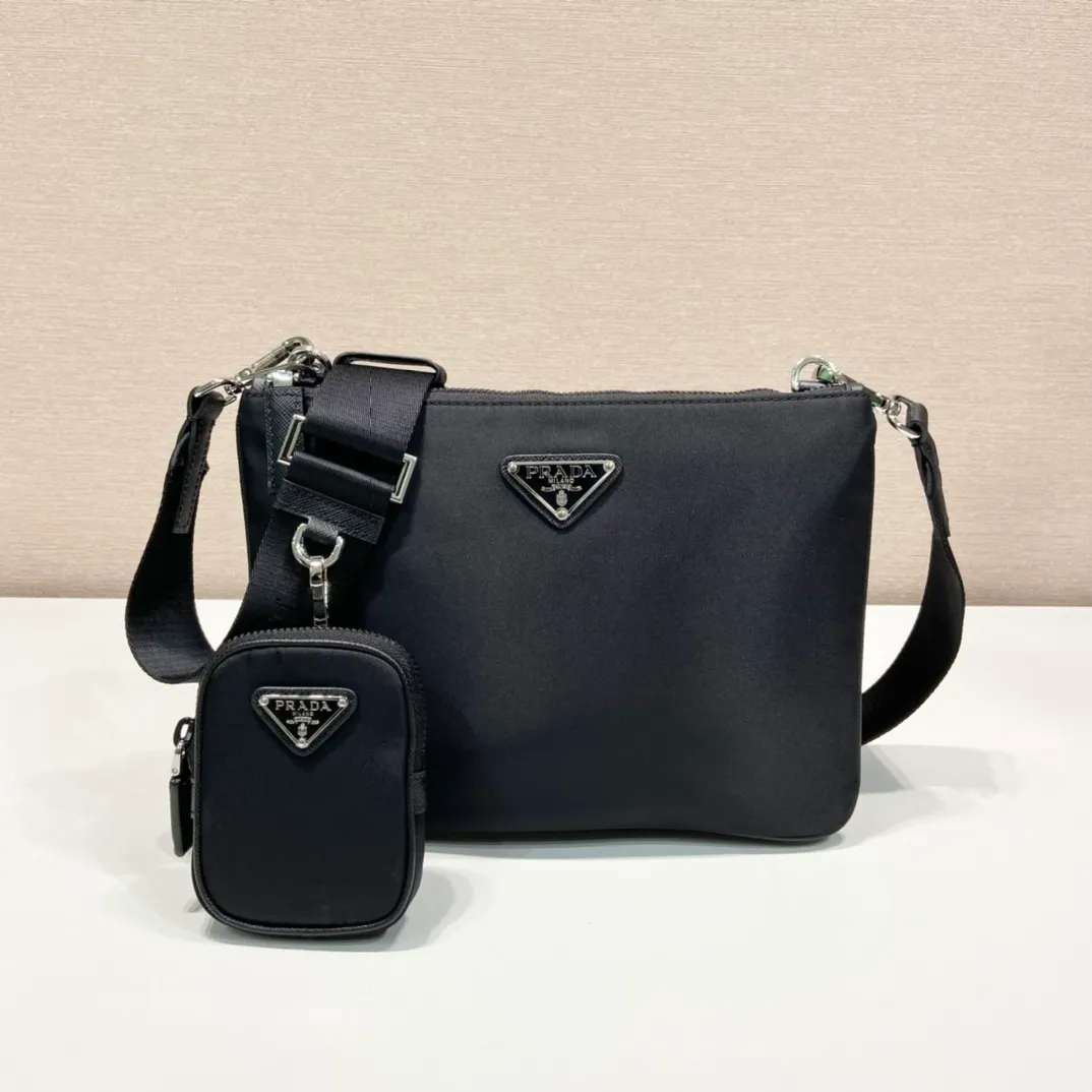 💰1020🎉New three-in-one🎉 The new three-in-one 2VH120👏👏 is made of imported nylon material. The design is composed of 2 bags spliced together. It is super practical. Internet celebrities have always recognized the hot style of planting😘😘 The detachable nylon hanging pouch (can also be hung on other bags for decoration), This compact design has extraordinary personality, simple and fashionable. It is suitable for both men and women. It is so handsome🙈🙈Hurry up and get it😘😘 Length 25x height 18x bottom 4cm