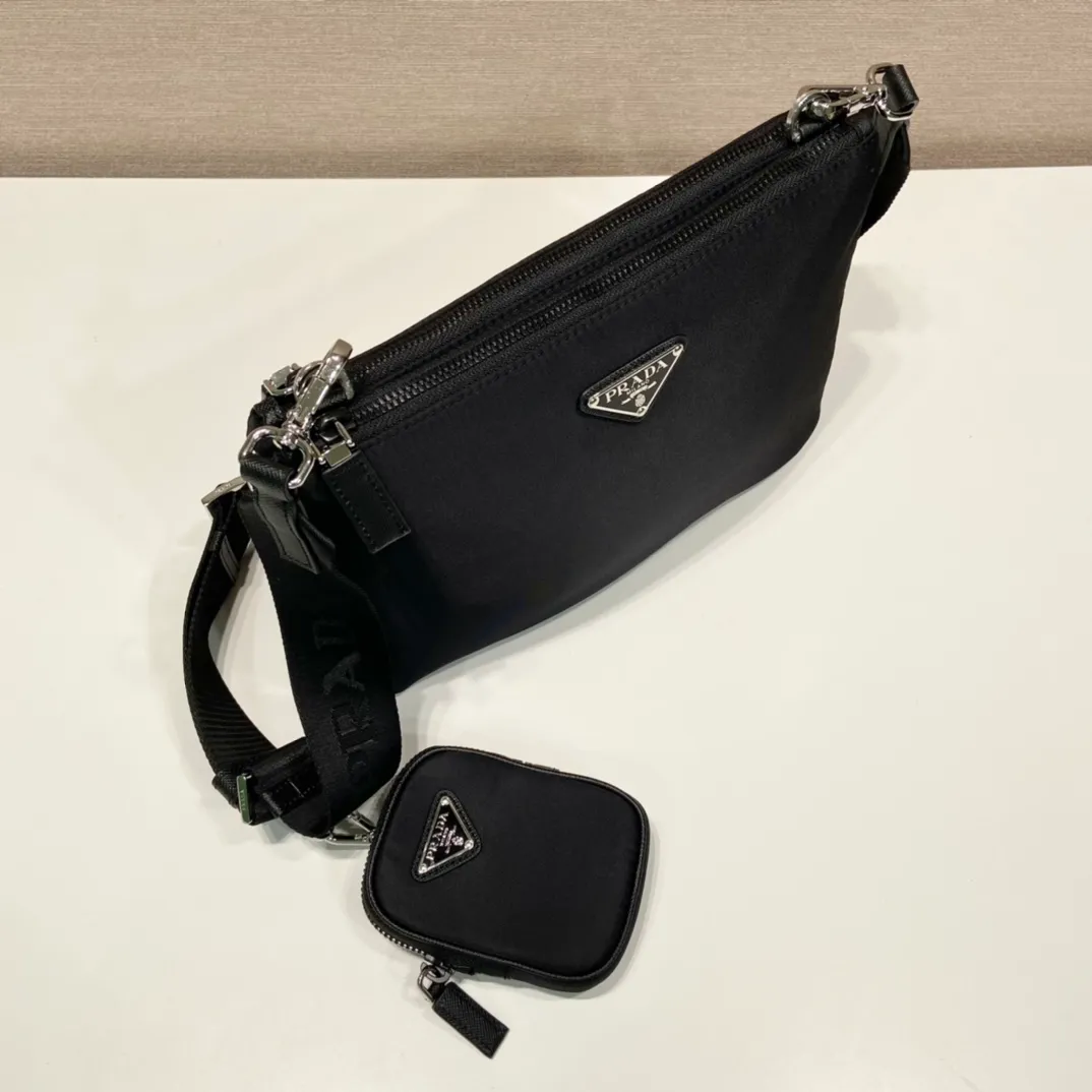 💰1020🎉New three-in-one🎉 The new three-in-one 2VH120👏👏 is made of imported nylon material. The design is composed of 2 bags spliced together. It is super practical. Internet celebrities have always recognized the hot style of planting😘😘 The detachable nylon hanging pouch (can also be hung on other bags for decoration), This compact design has extraordinary personality, simple and fashionable. It is suitable for both men and women. It is so handsome🙈🙈Hurry up and get it😘😘 Length 25x height 18x bottom 4cm