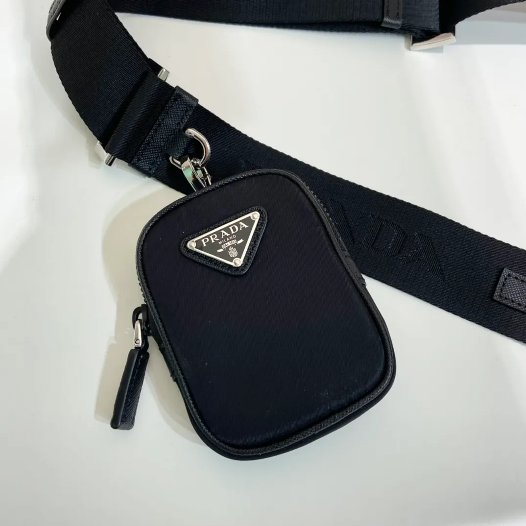 💰1020🎉New three-in-one🎉 The new three-in-one 2VH120👏👏 is made of imported nylon material. The design is composed of 2 bags spliced together. It is super practical. Internet celebrities have always recognized the hot style of planting😘😘 The detachable nylon hanging pouch (can also be hung on other bags for decoration), This compact design has extraordinary personality, simple and fashionable. It is suitable for both men and women. It is so handsome🙈🙈Hurry up and get it😘😘 Length 25x height 18x bottom 4cm