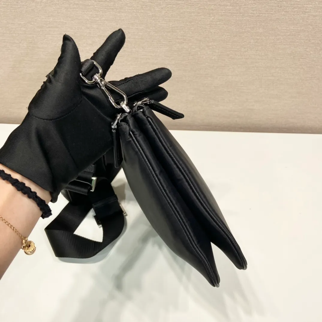 💰1020🎉New three-in-one🎉 The new three-in-one 2VH120👏👏 is made of imported nylon material. The design is composed of 2 bags spliced together. It is super practical. Internet celebrities have always recognized the hot style of planting😘😘 The detachable nylon hanging pouch (can also be hung on other bags for decoration), This compact design has extraordinary personality, simple and fashionable. It is suitable for both men and women. It is so handsome🙈🙈Hurry up and get it😘😘 Length 25x height 18x bottom 4cm