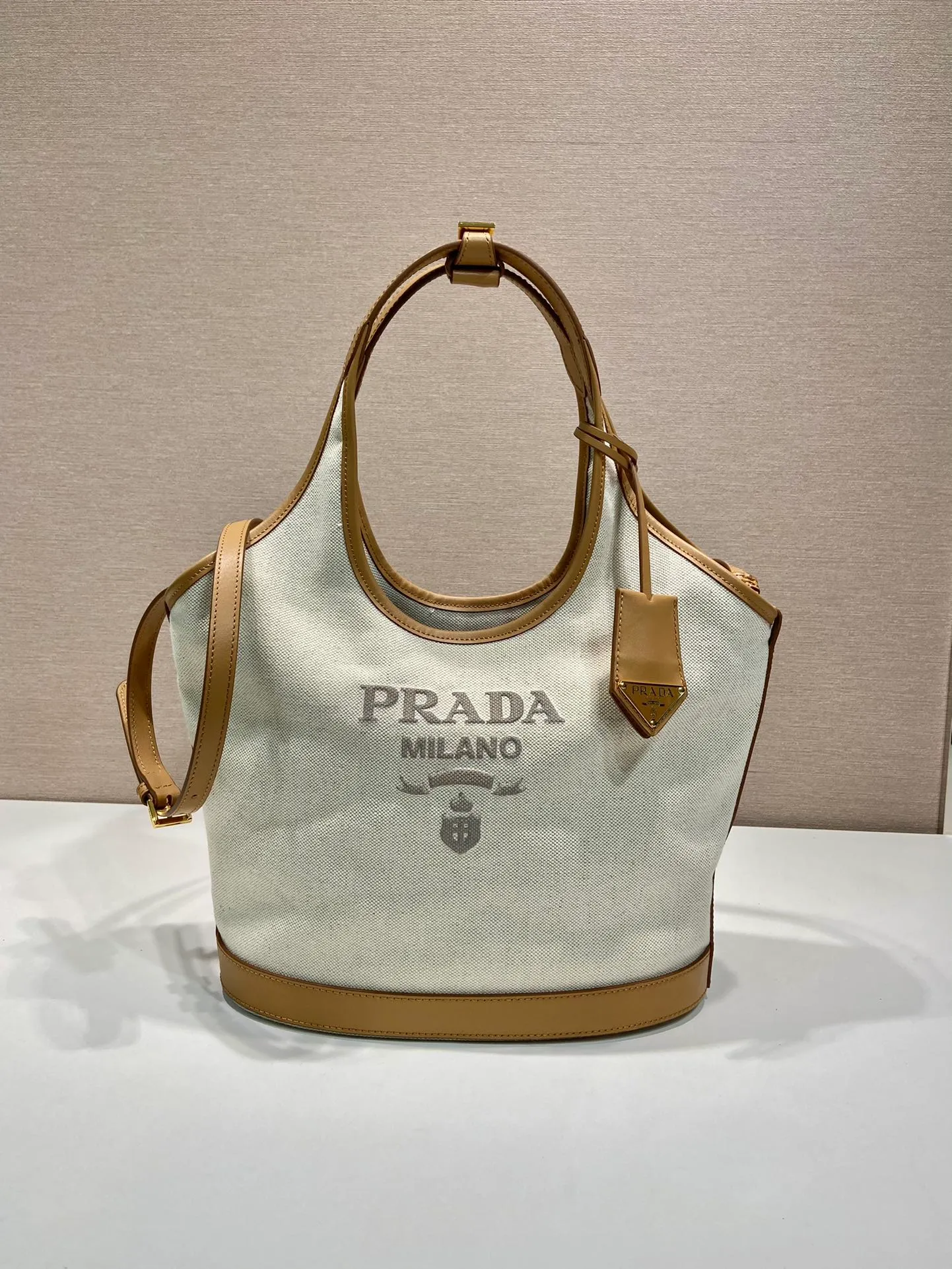 💰1260🎉New Tote Bag🎉1BG471 Medium🎉🎉 This tote bag is made of linen blended fabric, showing a fashionable volume and exquisite geometric shape. It is embellished with an embossed letter logo on the front (it has a three-dimensional feel). It is casual and versatile, with ample capacity. It is embellished with contrasting calfskin leather details, adding a touch of elegance and charm. Detachable keychain, hurry up and get it, it is another popular style that will never go out of style🎉🎉 Length 28x Height 22.5x Bottom 12.5cm🎉🎉🎉👏👏👏