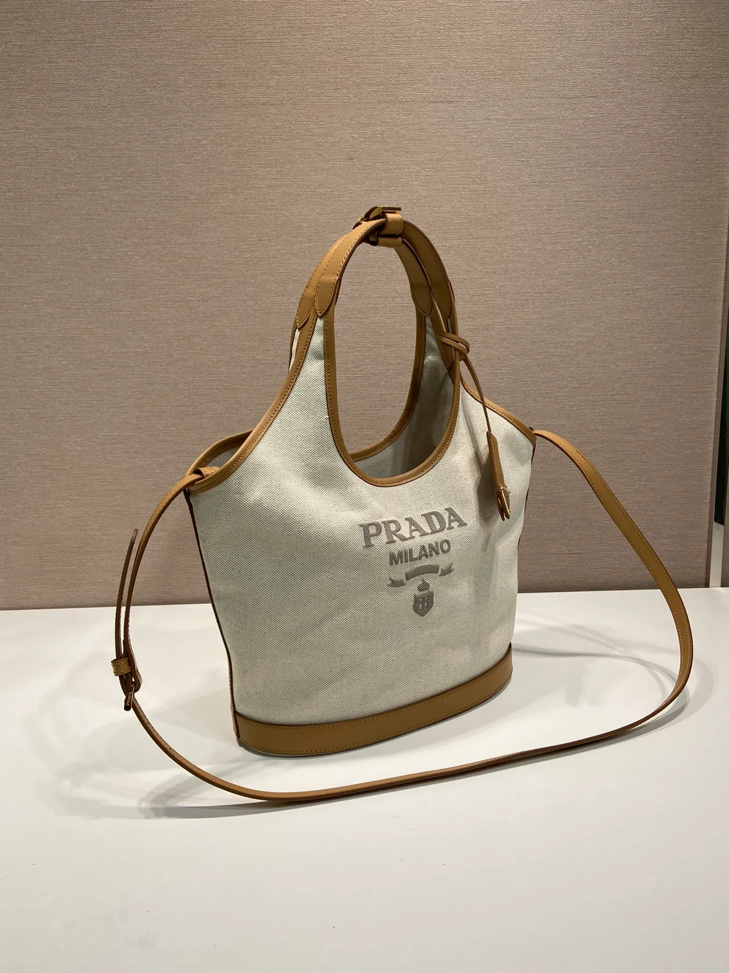 💰1260🎉New Tote Bag🎉1BG471 Medium🎉🎉 This tote bag is made of linen blended fabric, showing a fashionable volume and exquisite geometric shape. It is embellished with an embossed letter logo on the front (it has a three-dimensional feel). It is casual and versatile, with ample capacity. It is embellished with contrasting calfskin leather details, adding a touch of elegance and charm. Detachable keychain, hurry up and get it, it is another popular style that will never go out of style🎉🎉 Length 28x Height 22.5x Bottom 12.5cm🎉🎉🎉👏👏👏