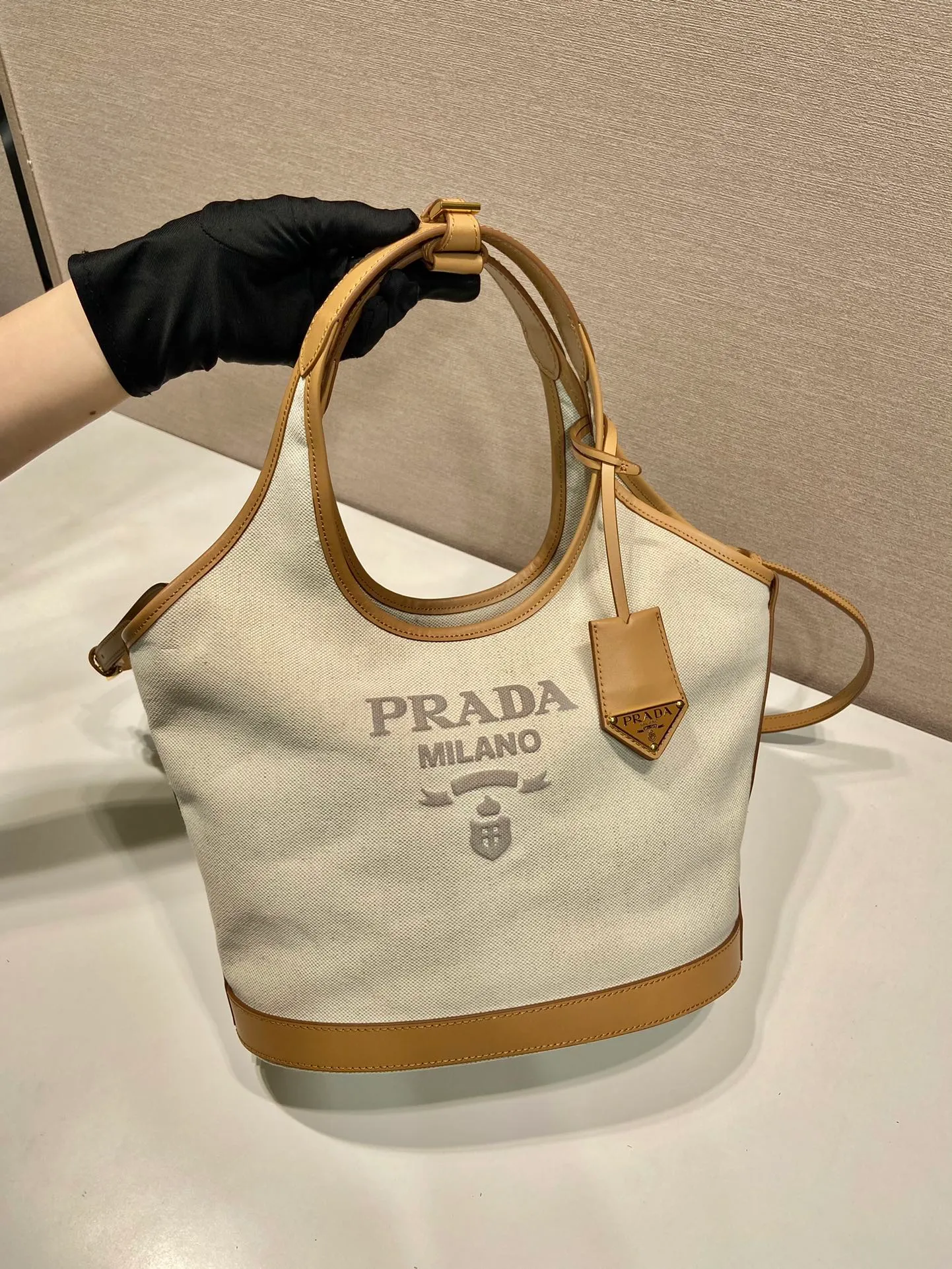 💰1260🎉New Tote Bag🎉1BG471 Medium🎉🎉 This tote bag is made of linen blended fabric, showing a fashionable volume and exquisite geometric shape. It is embellished with an embossed letter logo on the front (it has a three-dimensional feel). It is casual and versatile, with ample capacity. It is embellished with contrasting calfskin leather details, adding a touch of elegance and charm. Detachable keychain, hurry up and get it, it is another popular style that will never go out of style🎉🎉 Length 28x Height 22.5x Bottom 12.5cm🎉🎉🎉👏👏👏
