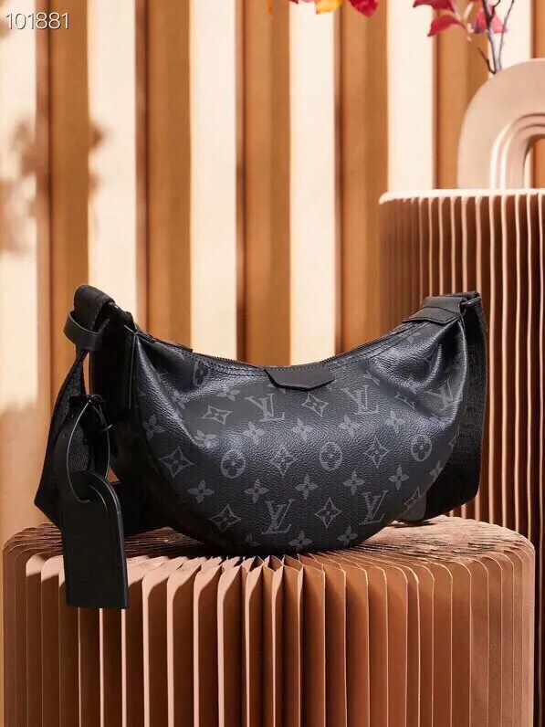 P¥760👉nfc dynamic chip version👈【Top inspection-free all-steel hardware】This Hamac small handbag condenses the classic design of the Hamac handbag, using Monogram Eclipse coated canvas to create a unique and close-fitting configuration. A detachable name tag adds recognition, and the adjustable shoulder strap makes it easy to tie around your waist or carry it on your chest or behind your back. Monogram Eclipse coated canvas - Calfskin trim - Textile lining - Main compartment with double zipper pulls - Internal patch pocket - Removable name tag - Shoulder strap: non-detachable, adjustable! ! Model: M47158; Size: 28.5x15x8CM