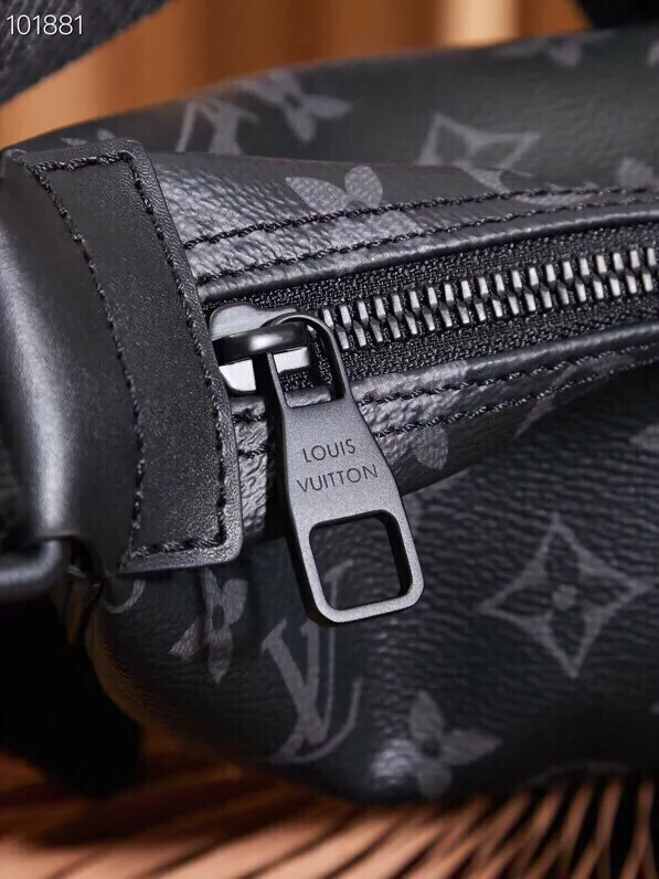 P¥760👉nfc dynamic chip version👈【Top inspection-free all-steel hardware】This Hamac small handbag condenses the classic design of the Hamac handbag, using Monogram Eclipse coated canvas to create a unique and close-fitting configuration. A detachable name tag adds recognition, and the adjustable shoulder strap makes it easy to tie around your waist or carry it on your chest or behind your back. Monogram Eclipse coated canvas - Calfskin trim - Textile lining - Main compartment with double zipper pulls - Internal patch pocket - Removable name tag - Shoulder strap: non-detachable, adjustable! ! Model: M47158; Size: 28.5x15x8CM