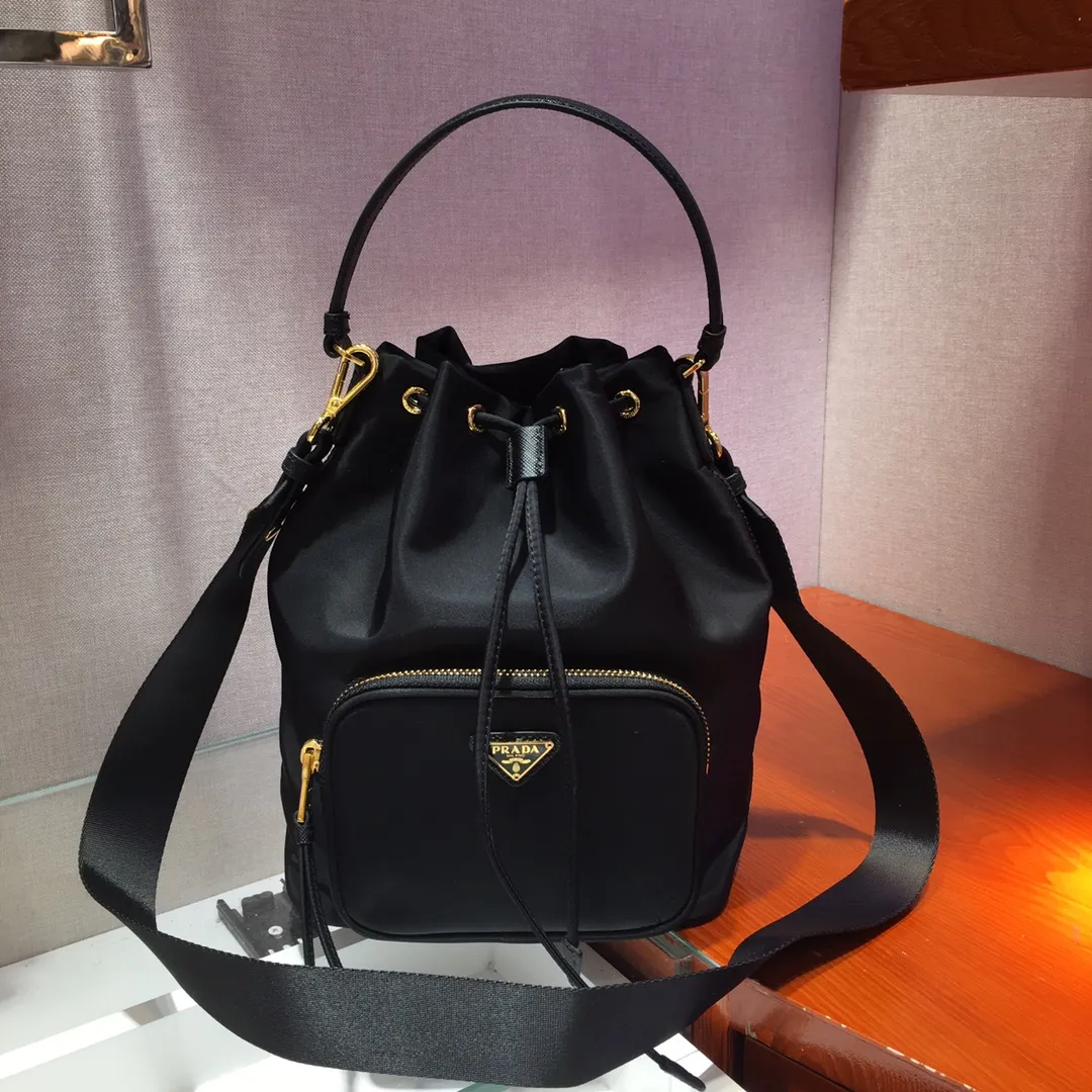💰800, the classic 1BH097 large size black has arrived👏👏 Made of imported nylon fabric, top grade five, portable/diagonal, light, practical and fashionable, beauties, hurry up and get it, 165 OEM code, length 20.5x height 26x bottom 13cm👍👍👍💰💰