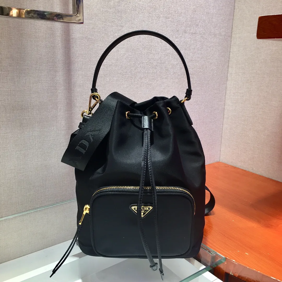 💰800, the classic 1BH097 large size black has arrived👏👏 Made of imported nylon fabric, top grade five, portable/diagonal, light, practical and fashionable, beauties, hurry up and get it, 165 OEM code, length 20.5x height 26x bottom 13cm👍👍👍💰💰
